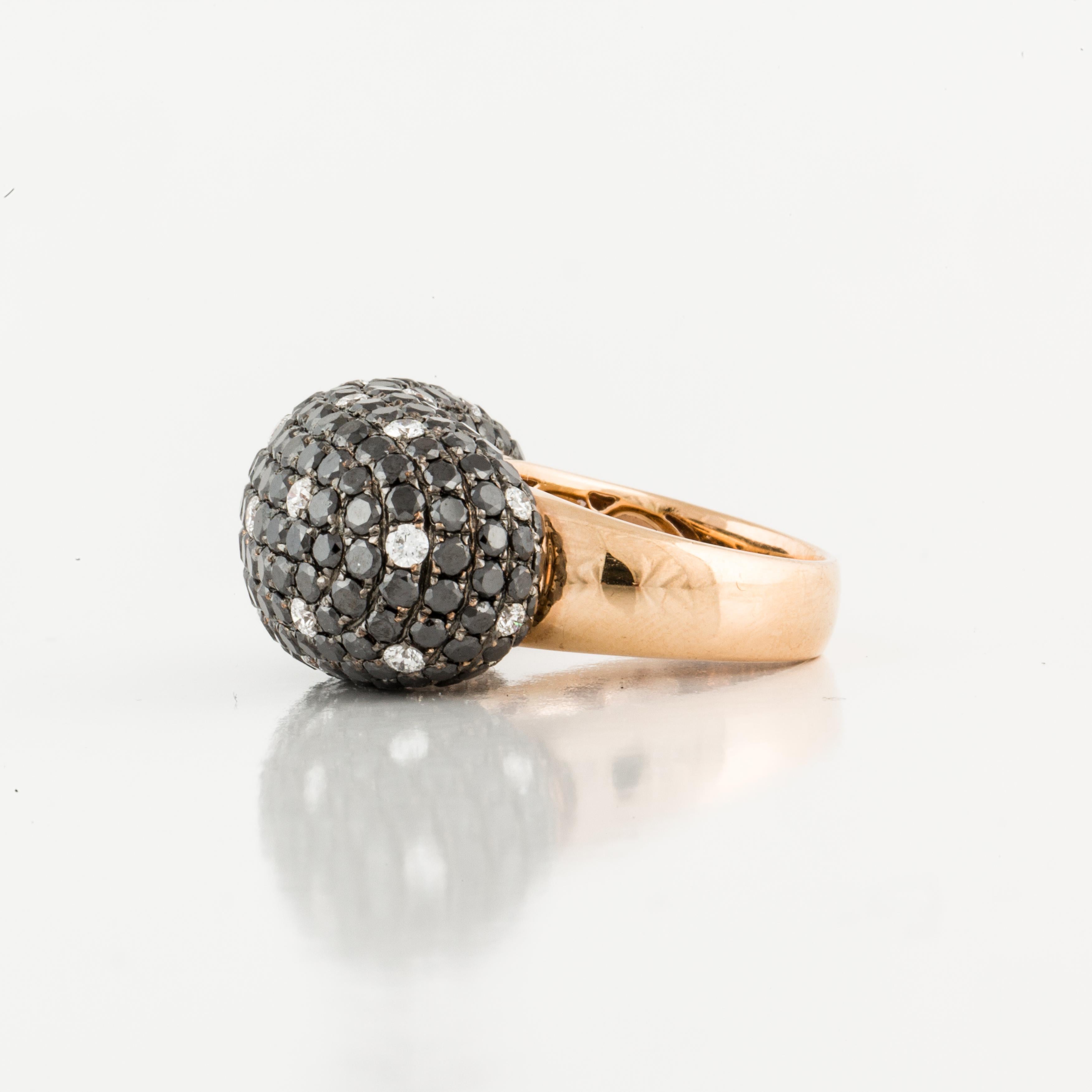 Moderno Anello Estate in oro rosa 18 carati con diamanti bianchi e neri in vendita