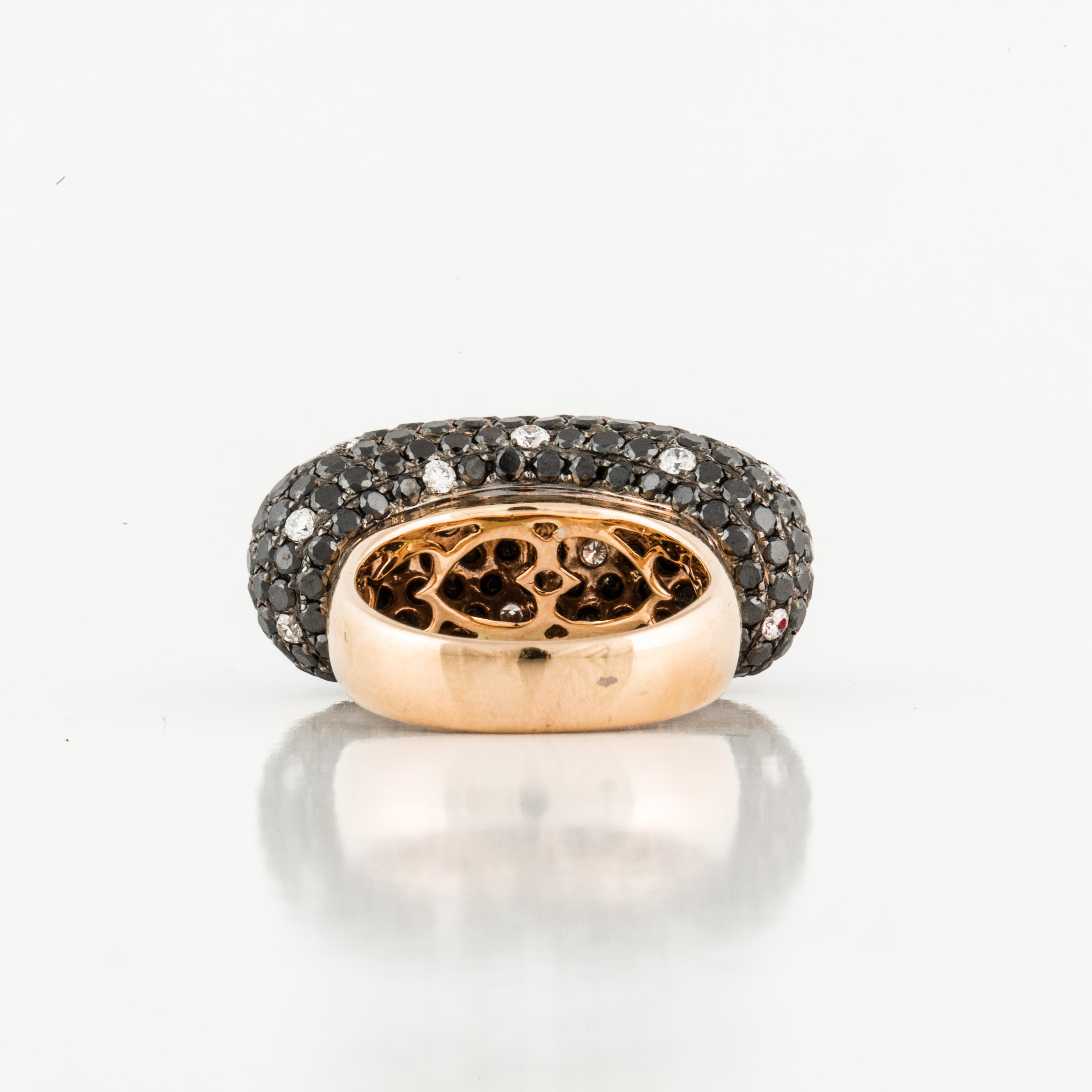 18K Rose Gold Black and White Diamond Ring In Good Condition For Sale In Houston, TX