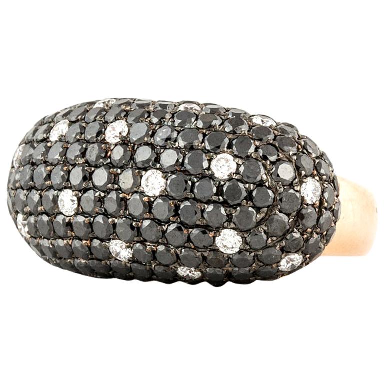Ring aus 18 Karat Roségold mit schwarzen und weißen Diamanten