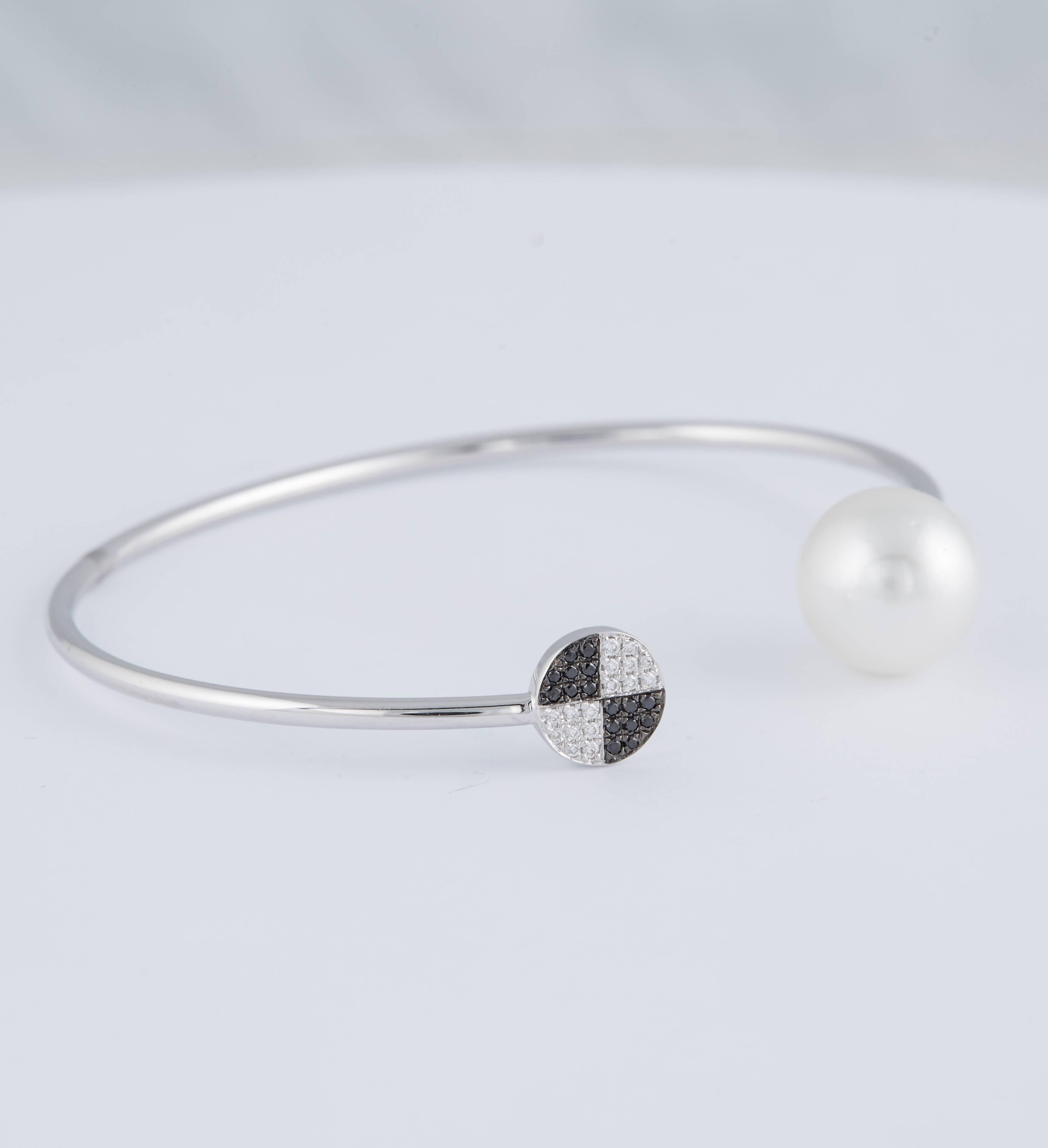 Black and White Diamond South Sea Pearl Bangle 0.12 Carat 18 Karat White Gold For Sale 1