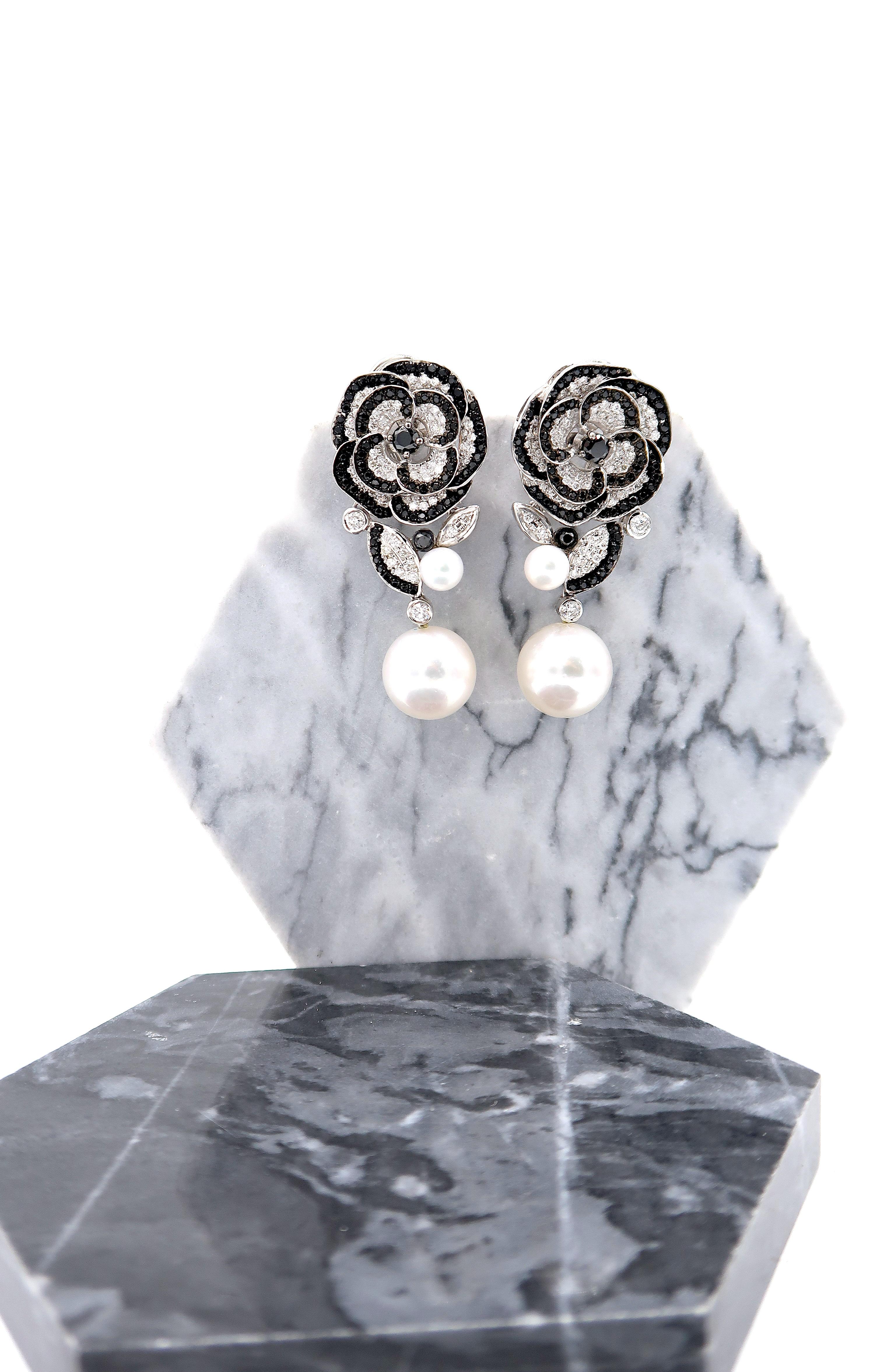 Black and White Diamond South Sea Pearl Floral Long Earrings in 18 Karat White Gold

Gold: 18K 24.91g.
Black Diamond: 2.54cts.
Diamond: 1.14ct.
South Sea Pearls

Length: 1 7/8 inches
Width: 7/8 inches