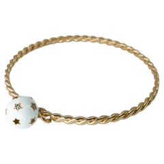 Bracciale rigido con sfere a forma di stella con diamanti bianchi e neri, smalto bianco