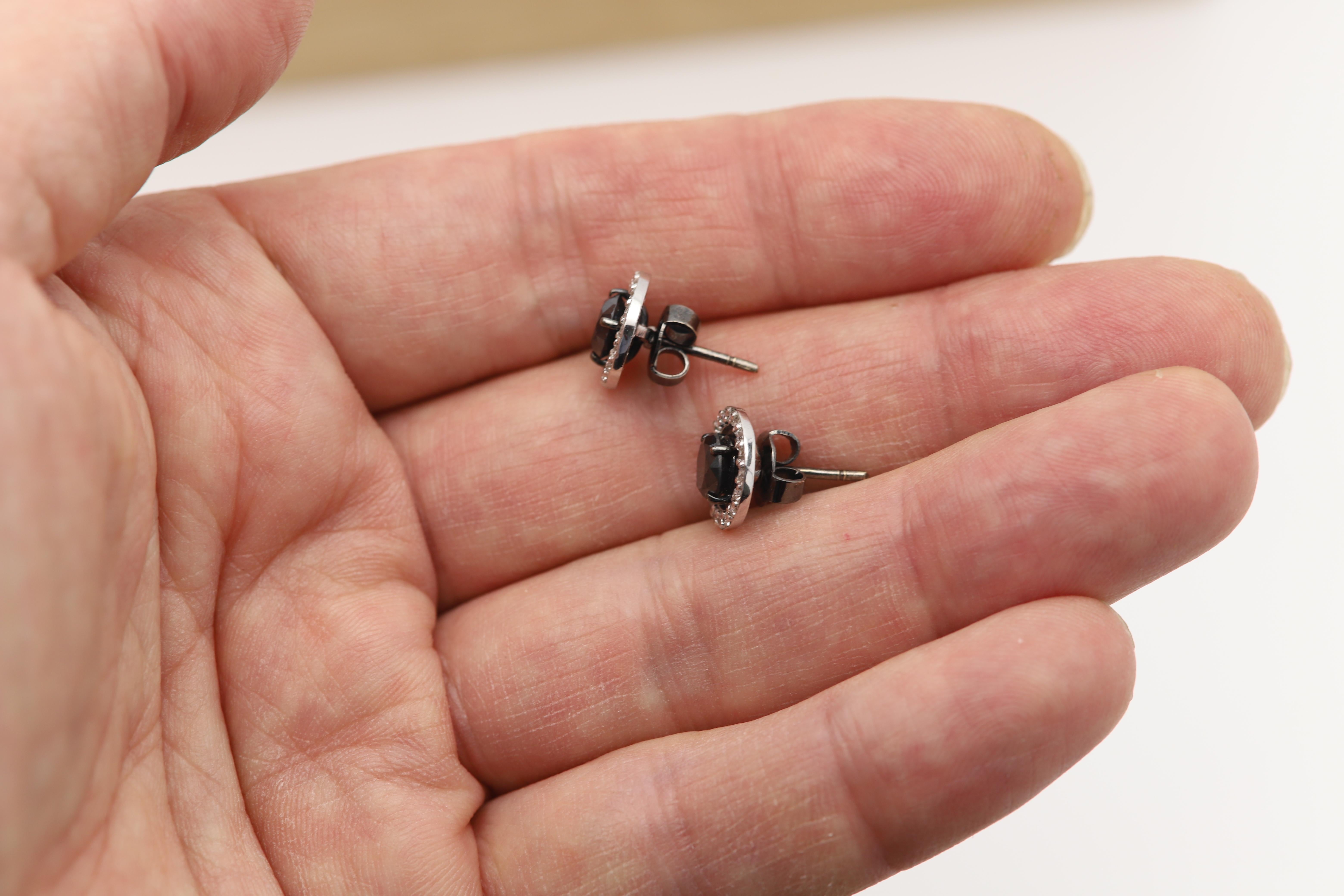 Orecchini con diamante bianco e nero a 18 carati con montatura rimovibile in vendita 6