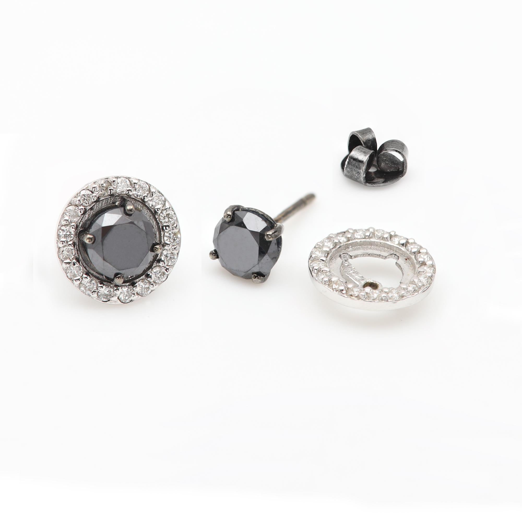 Nuove borchie con diamanti neri Nature
Con telaio rimovibile 
La misura MM dell'intero orecchino è di circa 10 mm di diametro.
Diamante nero naturale: 6,0 mm ogni pietra circa 0,80 carati.
Entrambi hanno un totale di circa 1,60 carati.
Diamanti