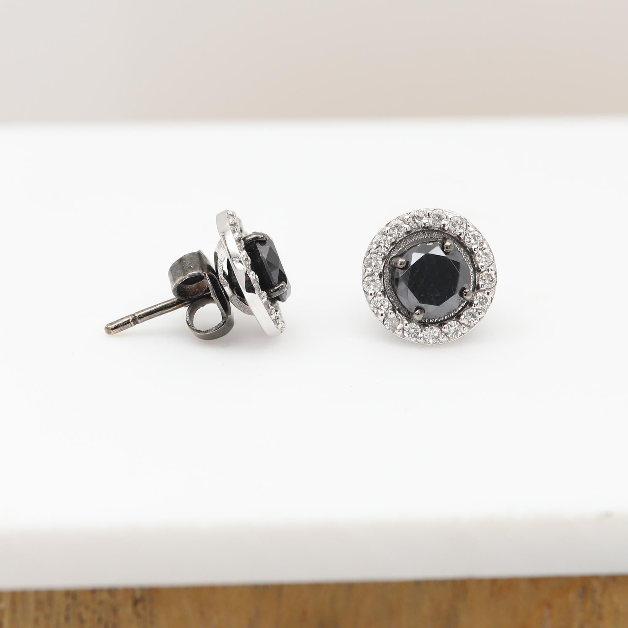 Taglio rotondo Orecchini con diamante bianco e nero a 18 carati con montatura rimovibile in vendita