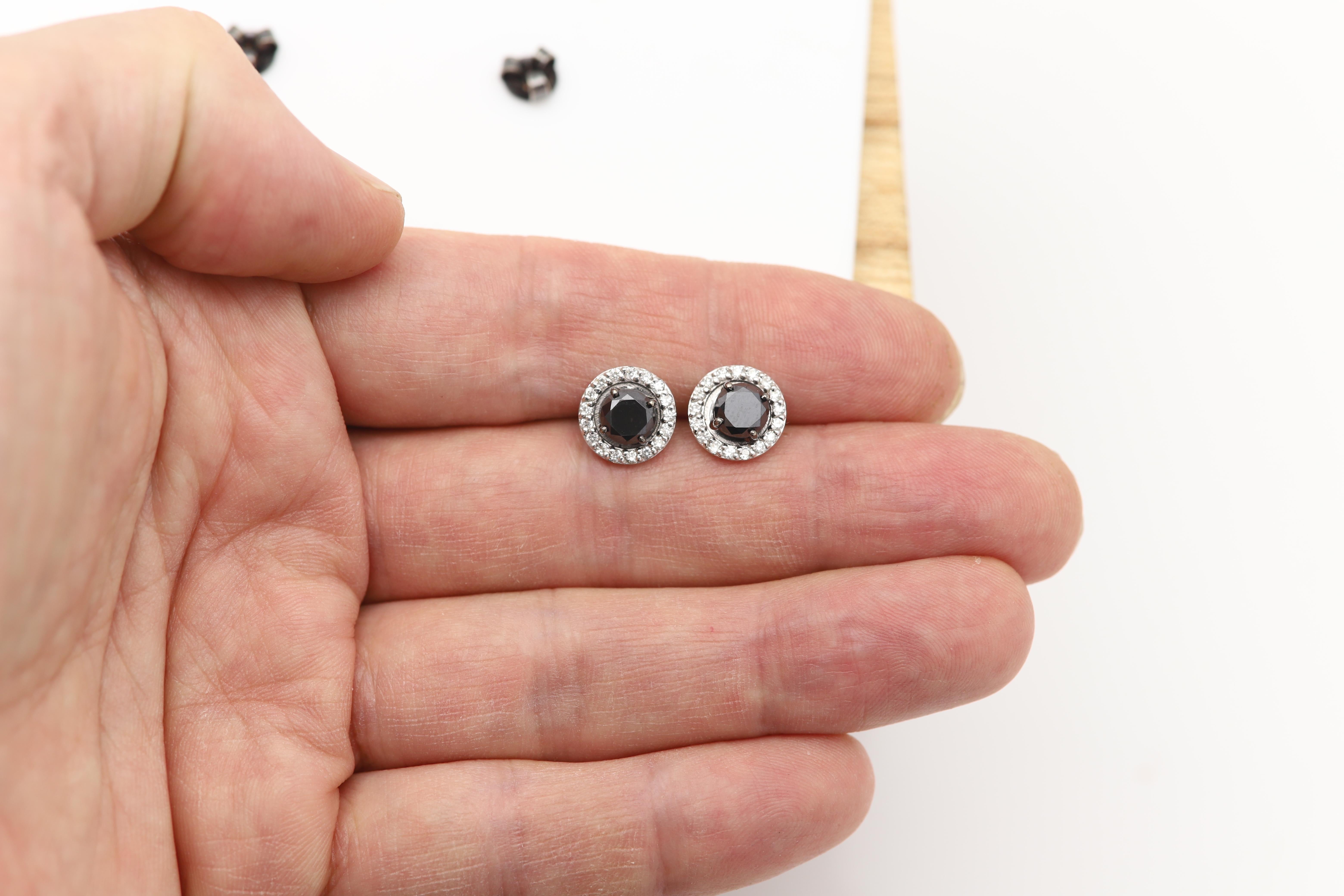 Orecchini con diamante bianco e nero a 18 carati con montatura rimovibile In condizioni Nuovo in vendita a Brooklyn, NY