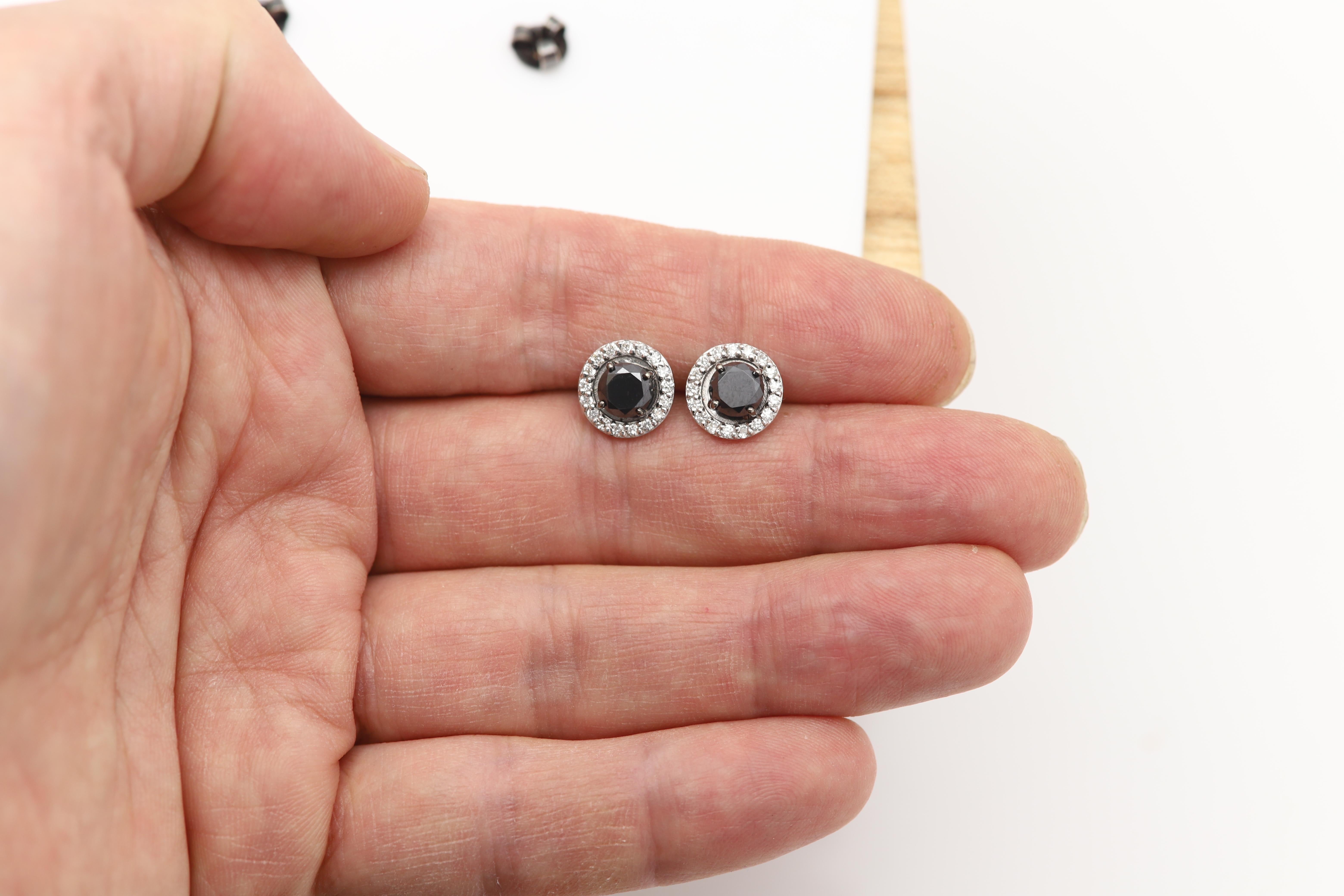 Donna Orecchini con diamante bianco e nero a 18 carati con montatura rimovibile in vendita