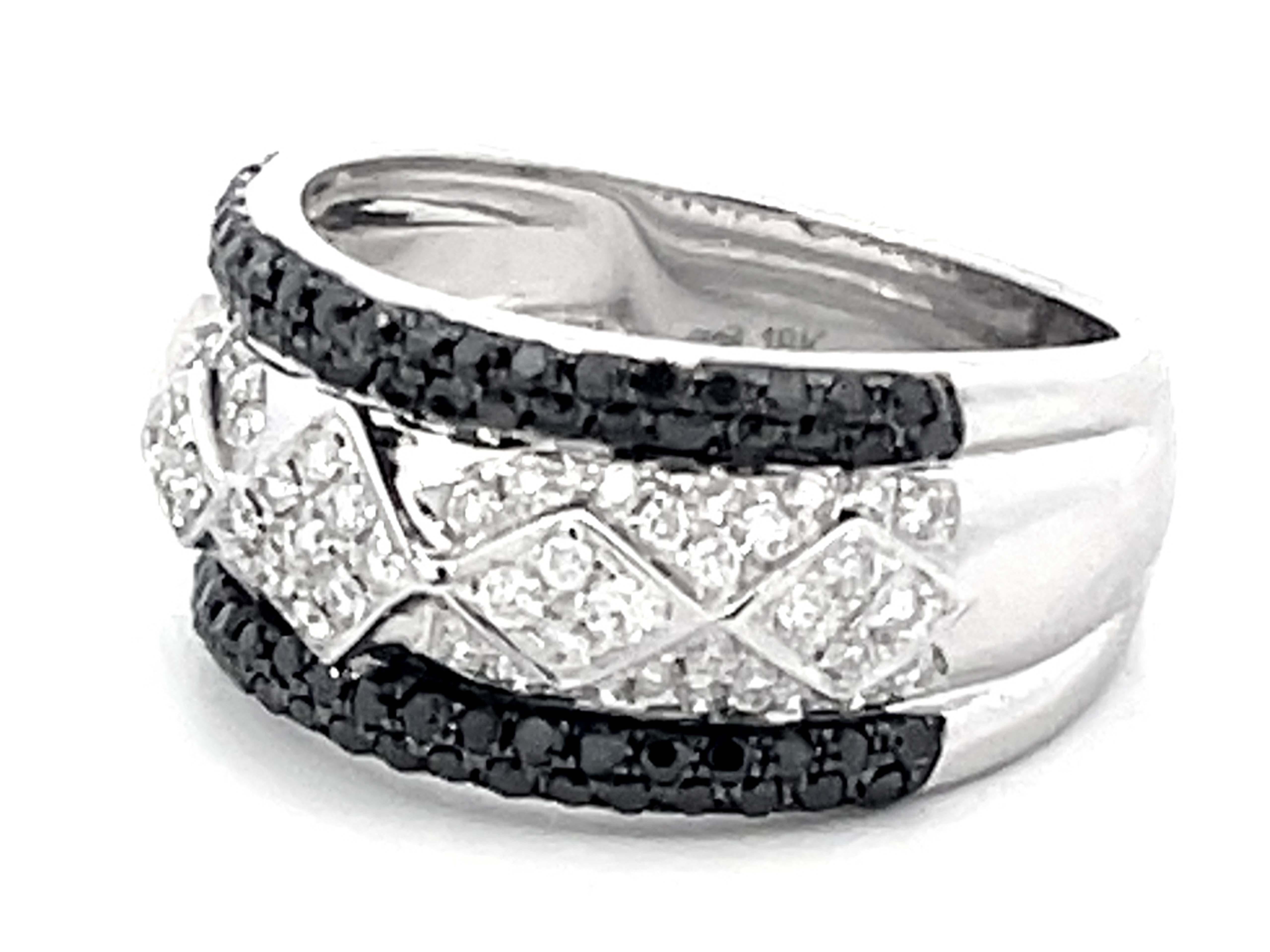 Taille brillant Bague large en or blanc 18 carats avec diamants noirs et blancs en vente