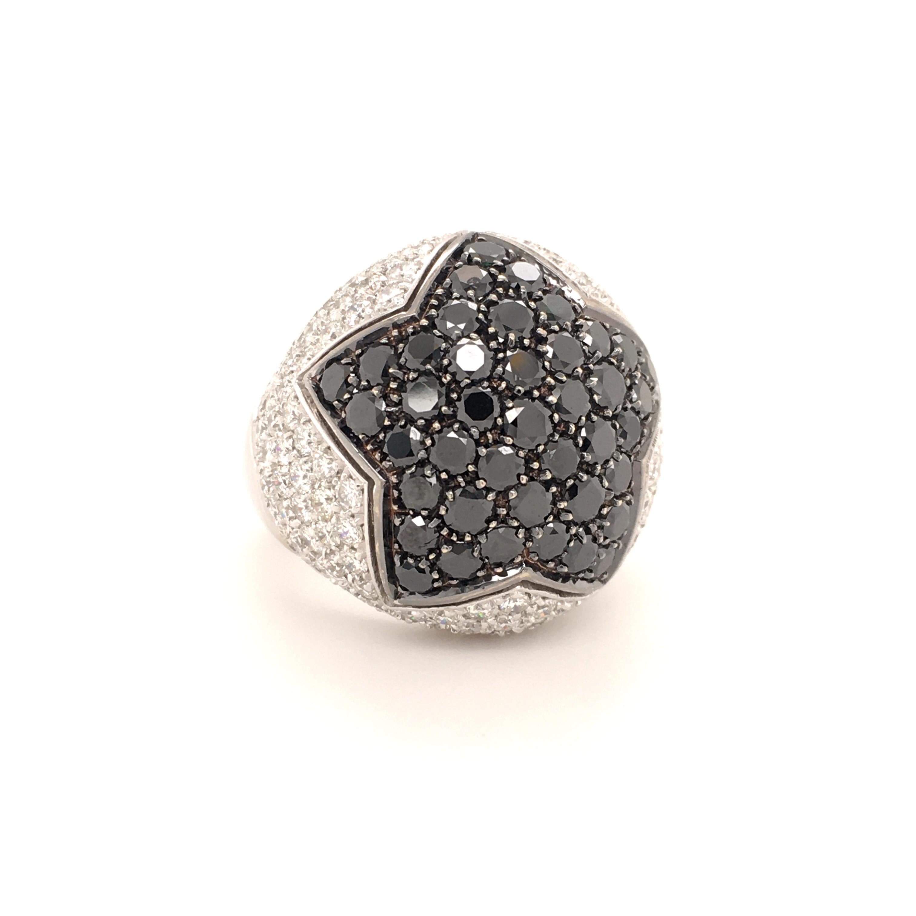 This bold and unique diamond star ring features 41 black diamonds, total weight 2.30 carats, surrounded by 147 white brilliant cut diamonds of G/H color and vs clarity.  

Size: 55.5 (EU) / 7.5 (US)
Assay mark: 750