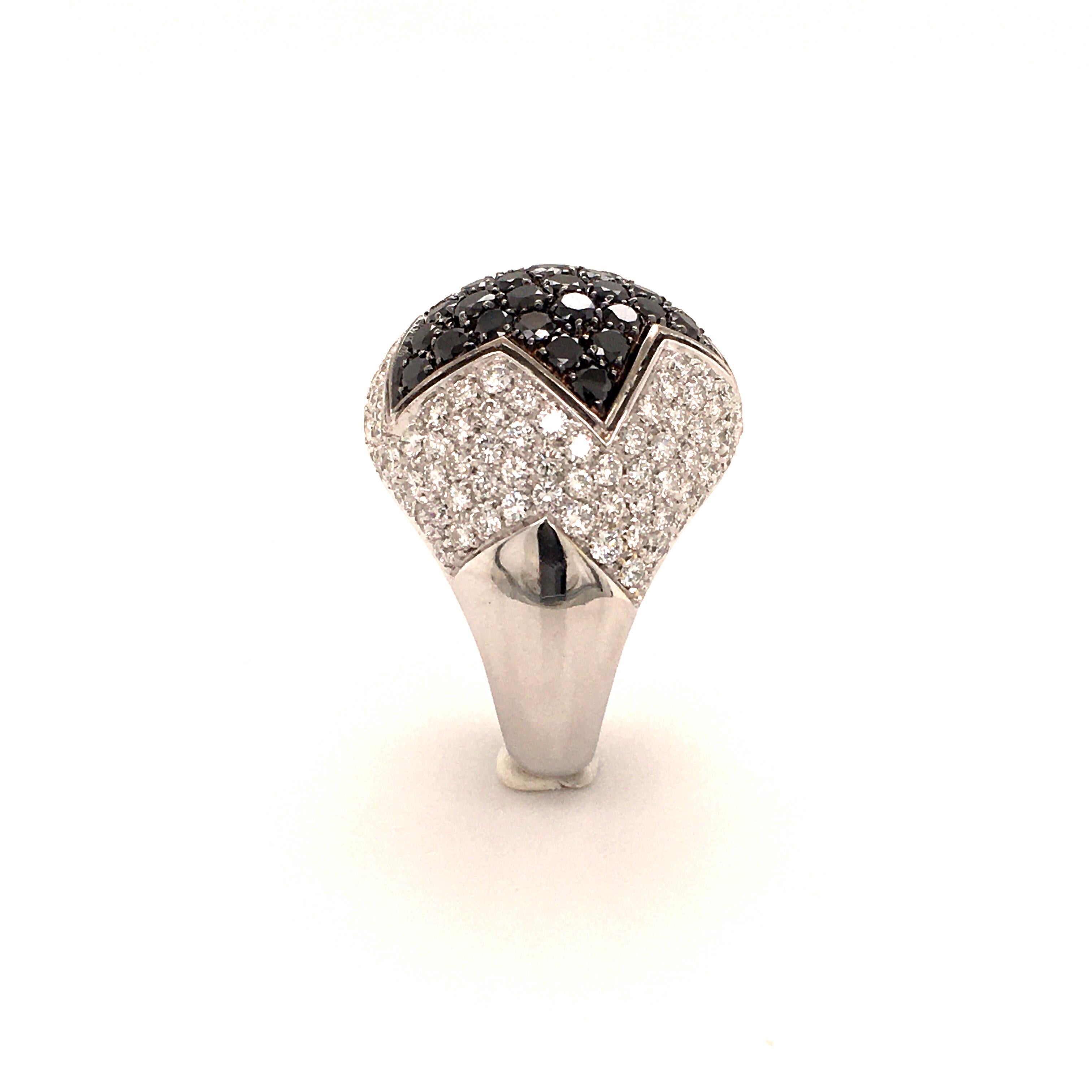 Black and White Diamonds 18 Karat White Gold Star Ring In Excellent Condition In Lucerne, CH