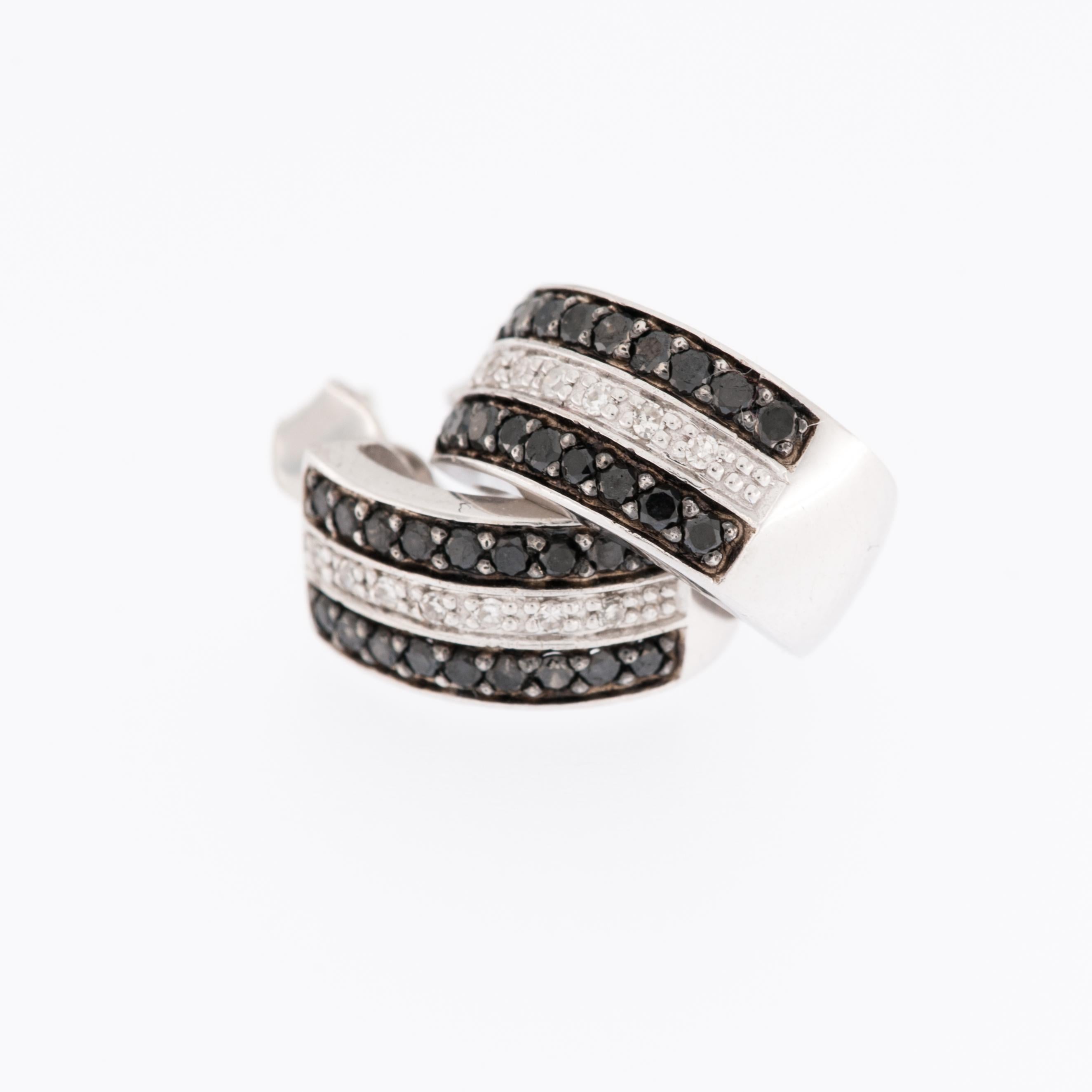 Moderne Boucles d'oreilles en or blanc 18 carats et diamants noirs et blancs en vente