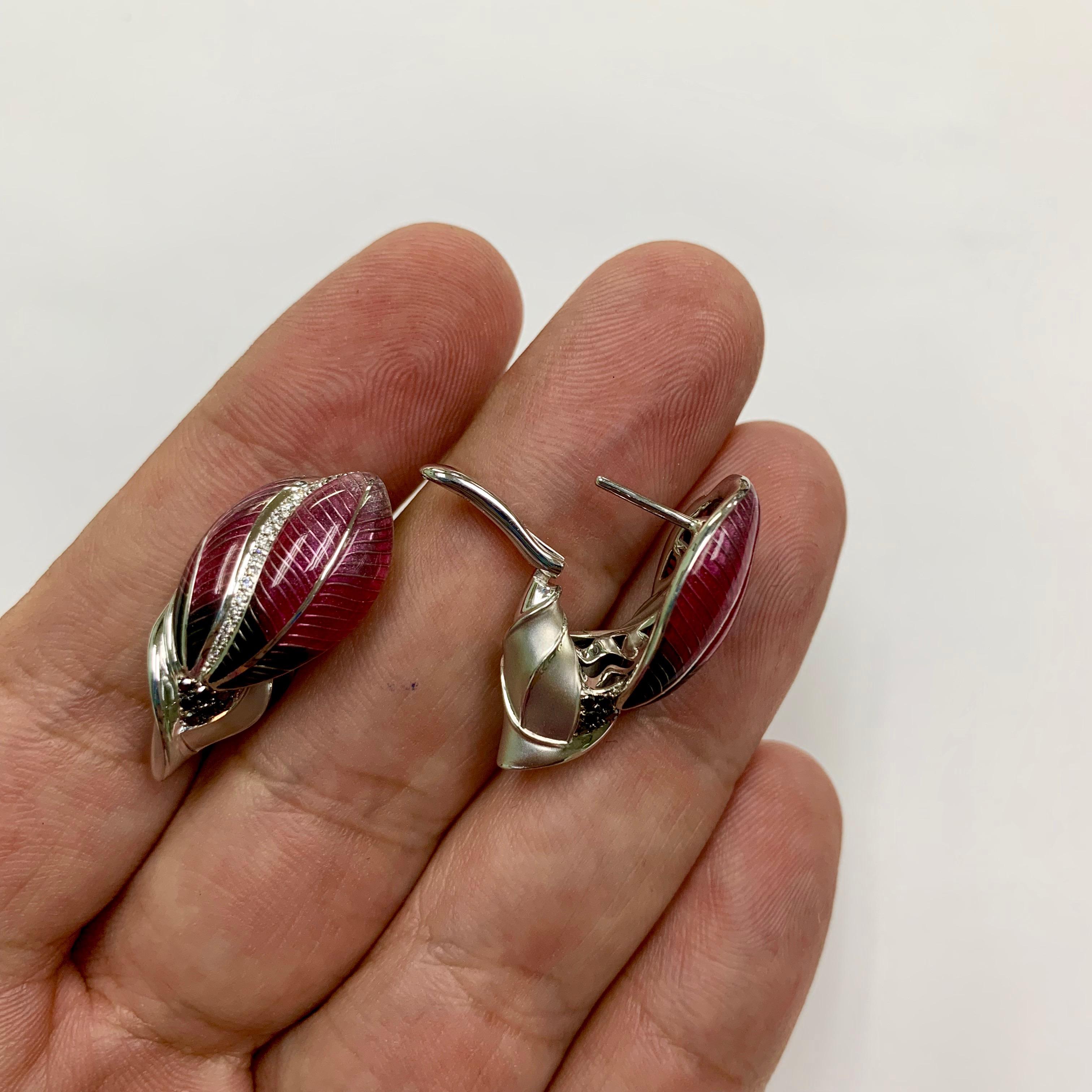 Black and White Diamonds Colored Enamel 18 Karat White Gold Tulip Earrings In New Condition For Sale In Bangkok, TH