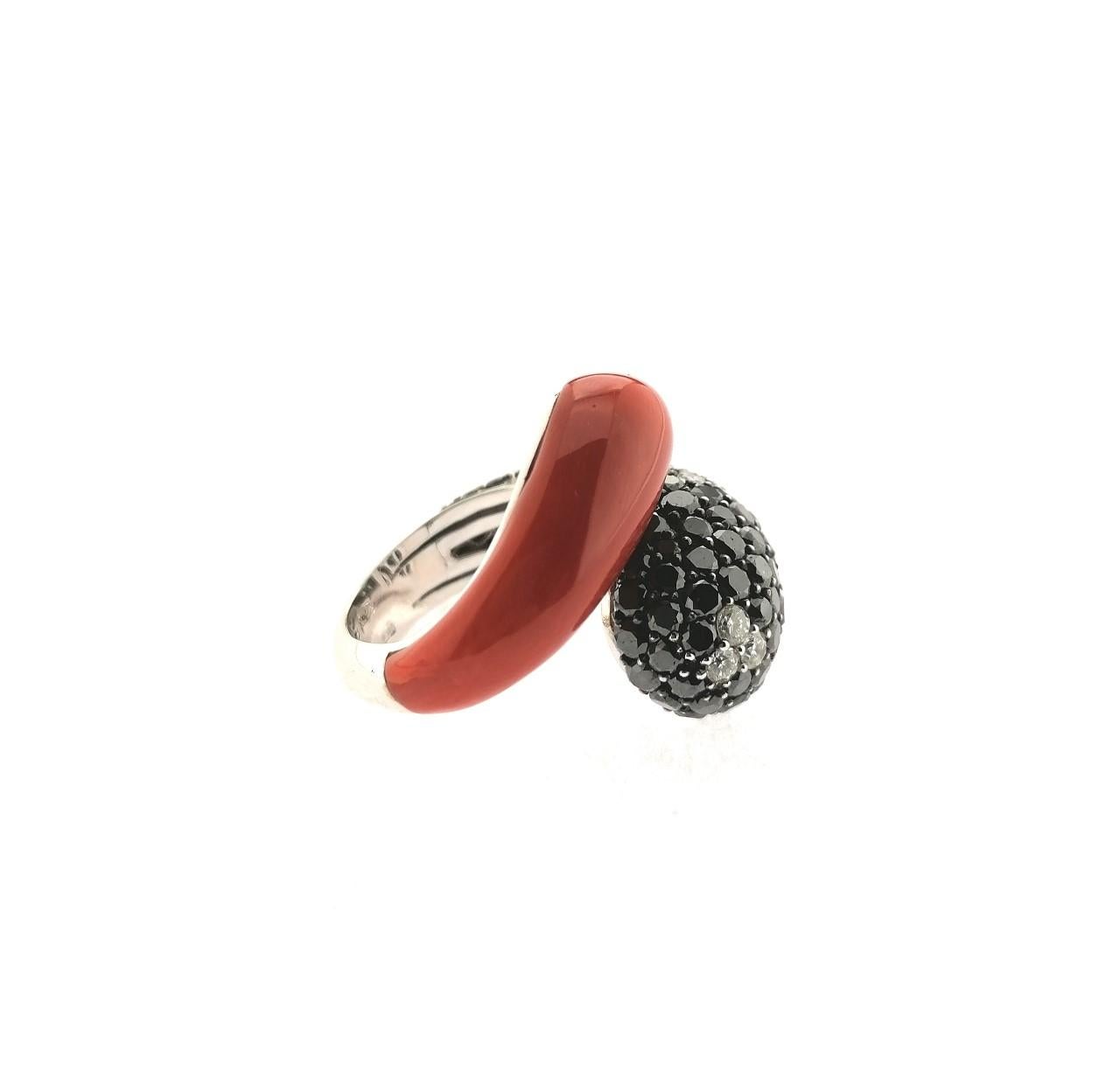 18 karat white gold ring with black diamonds (7.00 carats), white diamonds (0.84 carats) and natural coral. It is at number 8 (USA). It has an internal adapter to fit the finger. Current and fresh Italian design.
