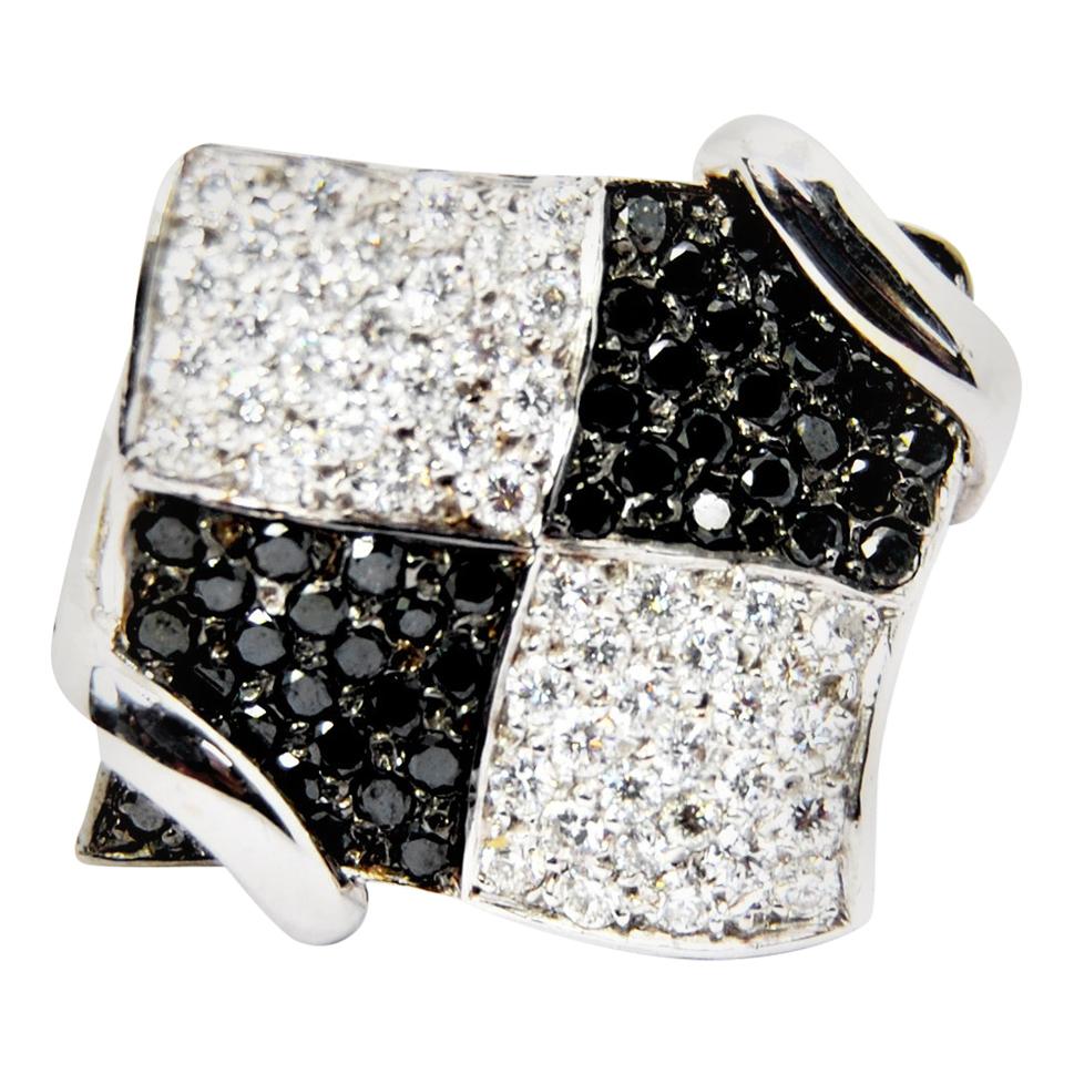 Bague en or blanc 18 carats avec diamants noirs et blancs au design en forme de chessboard en vente