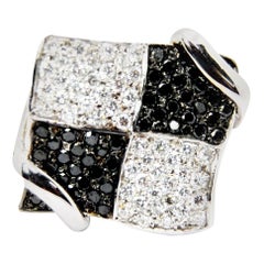 Bague en or blanc 18 carats avec diamants noirs et blancs au design en forme de chessboard