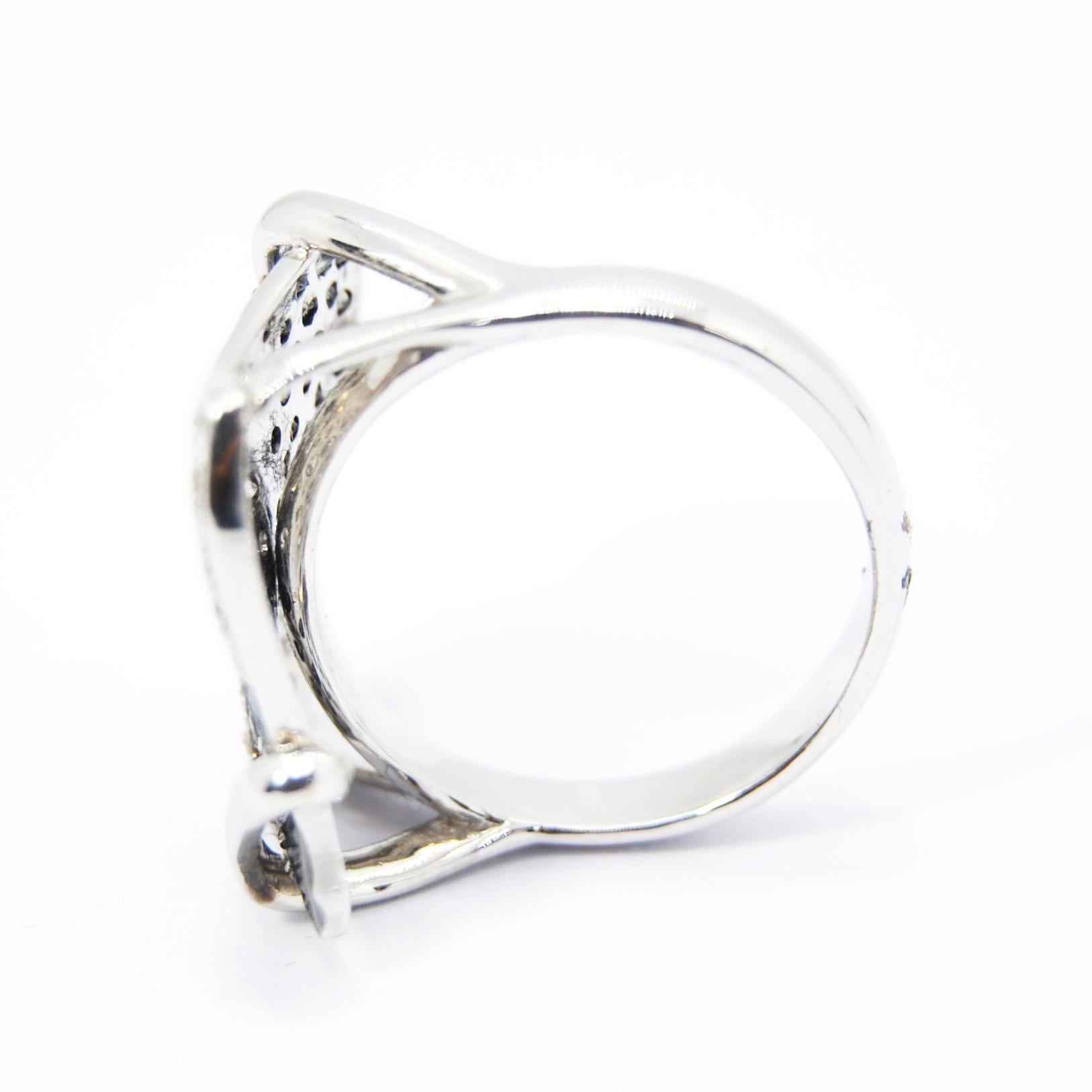 Contemporaneo Anello con diamanti bianchi e neri e design a scacchiera in oro bianco 18 carati in vendita