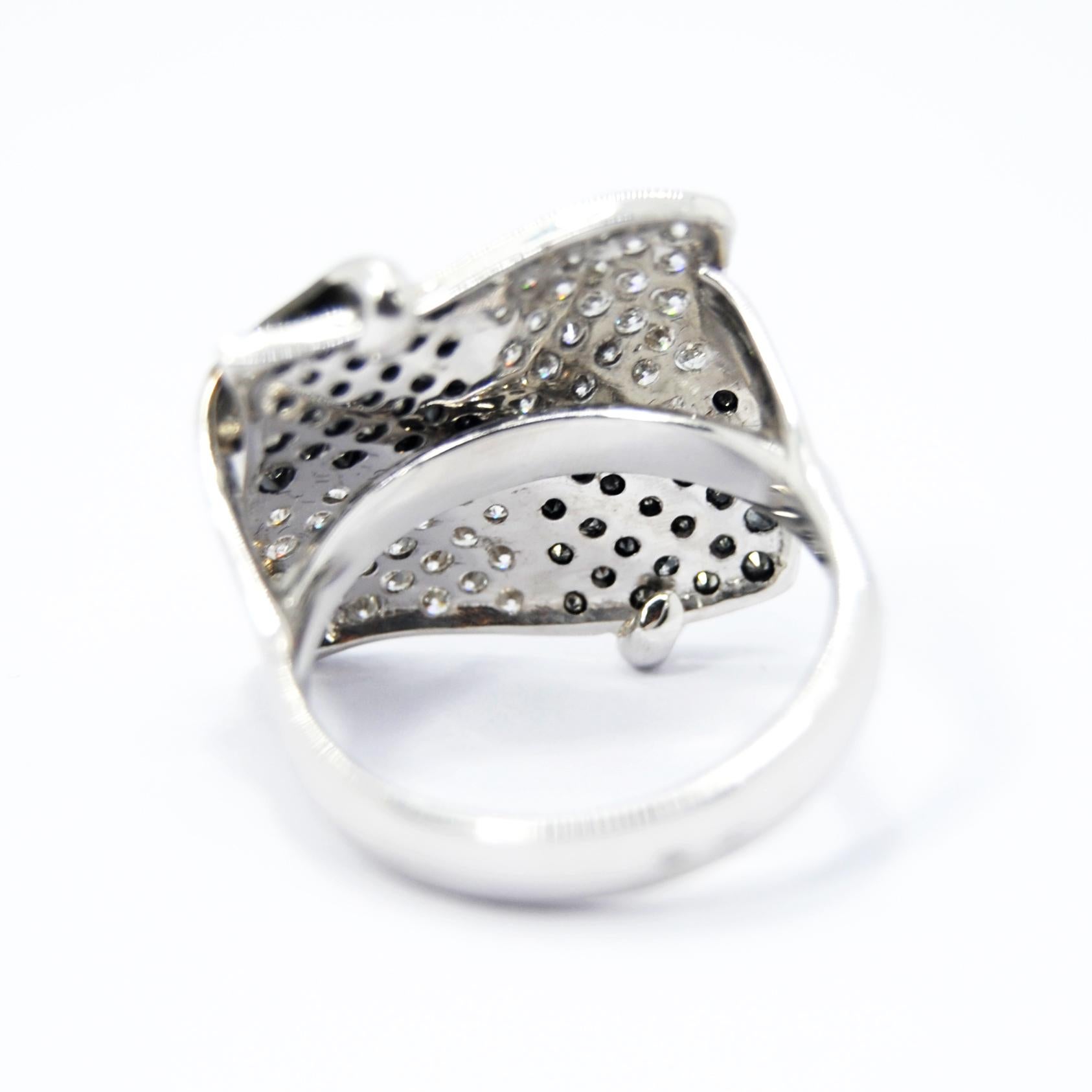 Taglio brillante Anello con diamanti bianchi e neri e design a scacchiera in oro bianco 18 carati in vendita