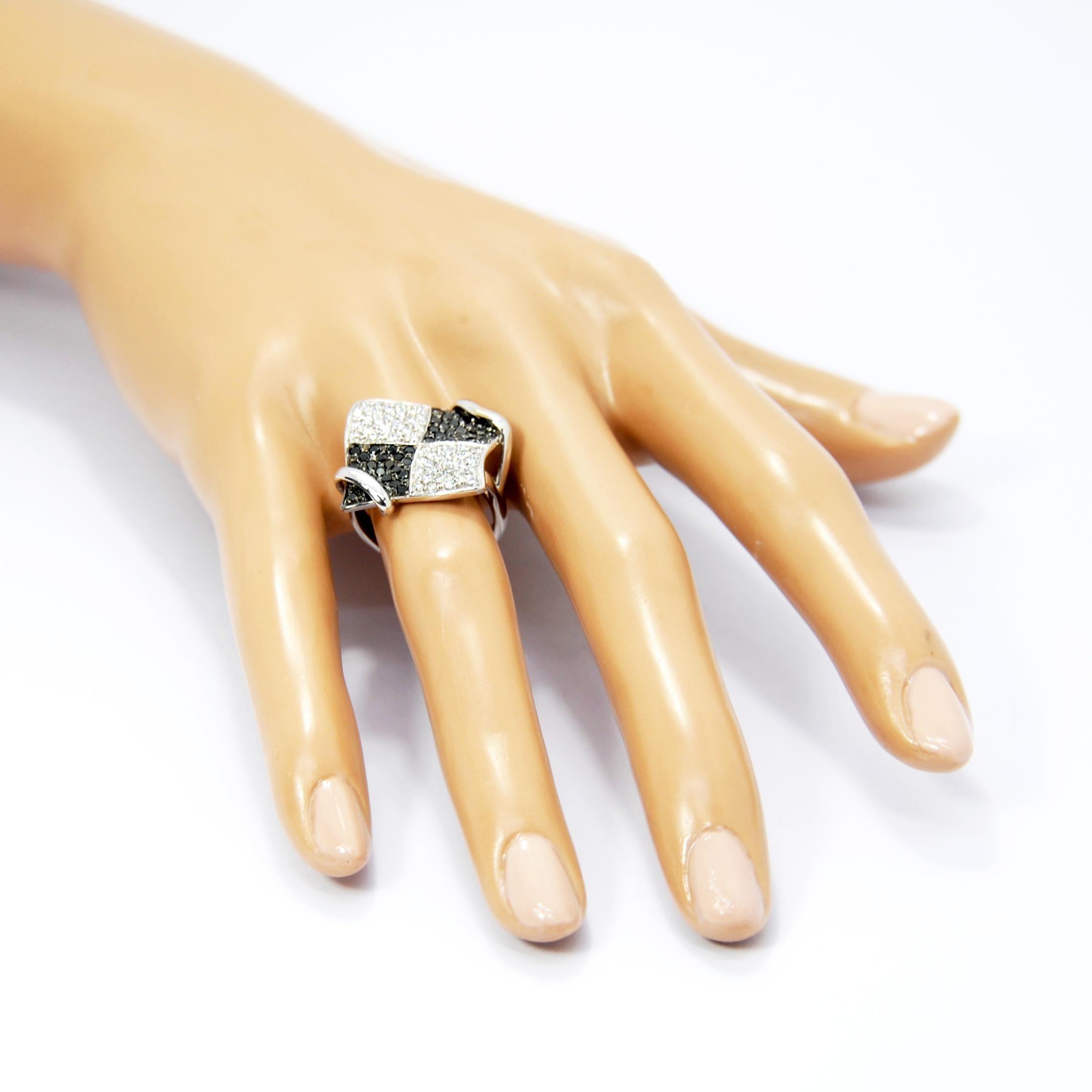 Ring aus 18 Karat Weißgold mit schwarzen und weißen Diamanten im Schachbrettmuster im Zustand „Neu“ im Angebot in Bilbao, ES