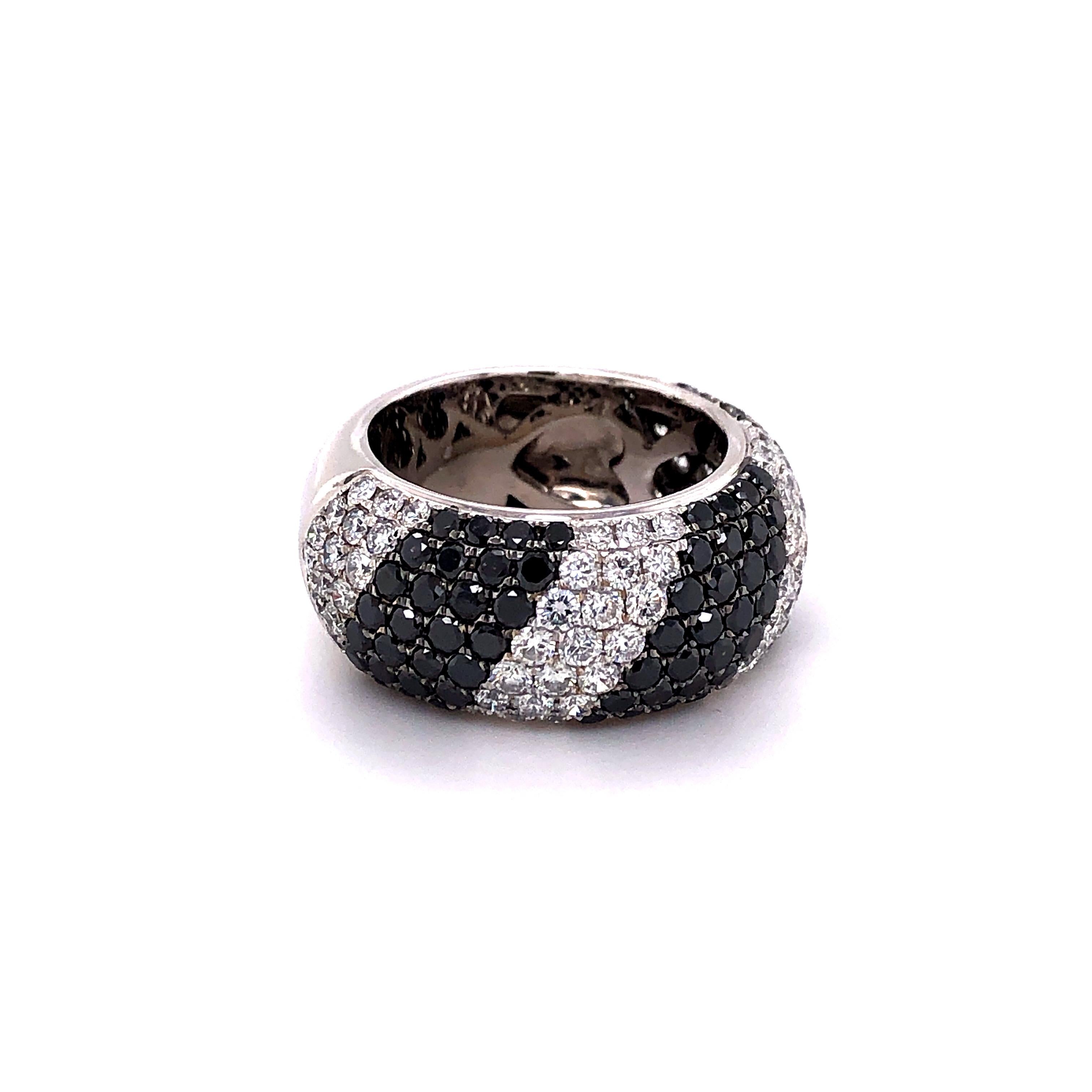Fresh look with zebra like stripes in black and white diamonds. 41 brilliant cut diamonds with a total weight of 2.30 carats alternate with 147 brilliant cut diamonds of G/H color and vs clarity with a total weight of 2.70 carats
Heart shaped