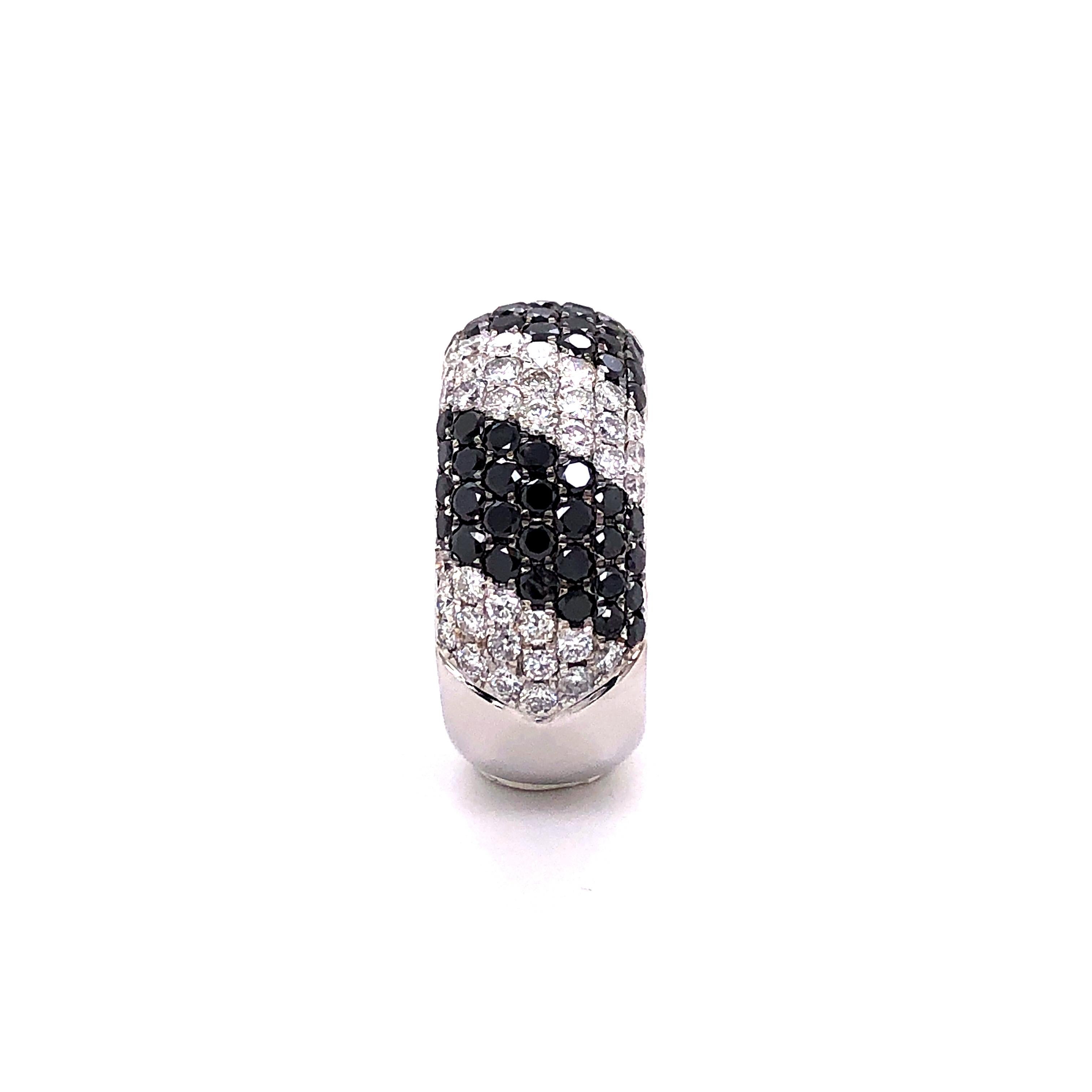 Black and White Diamonds Zebra Ring in 18 Karat White Gold In Excellent Condition For Sale In Lucerne, CH