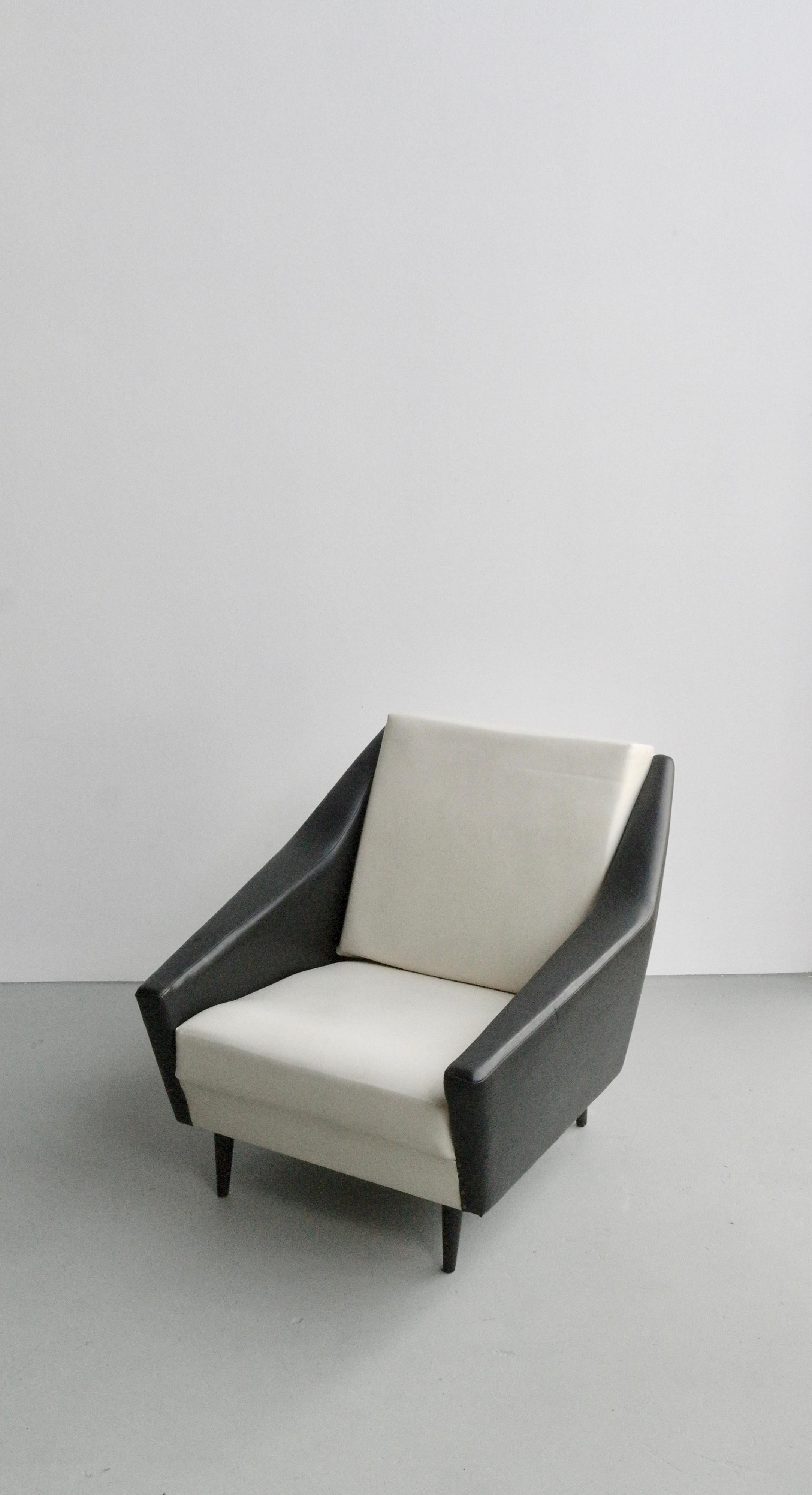 Black and White Distex Style Lounge Chair, Italy, 1950s In Fair Condition In Den Haag, NL