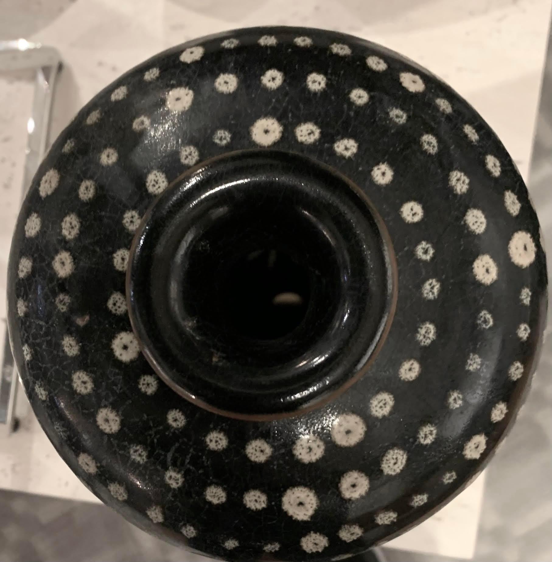 Vase à couvercle incurvé en pointillés noirs et blancs, Chine, Contemporain Neuf - En vente à New York, NY