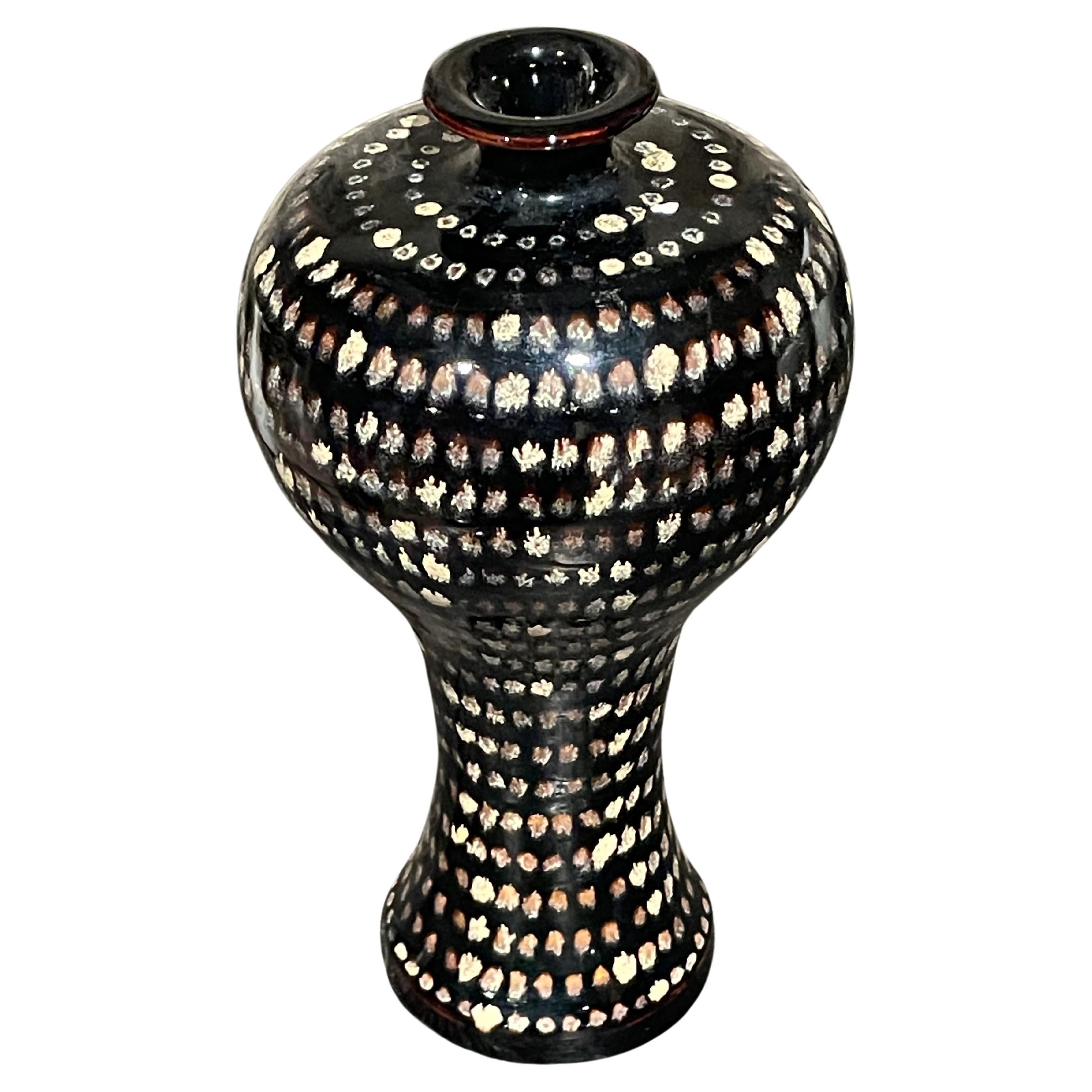 Vase à couvercle incurvé en pointillés noirs et blancs, Chine, Contemporain en vente