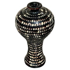 Schwarz-weiß gepunktete Vase mit gebogenem Deckel, China, Contemporary