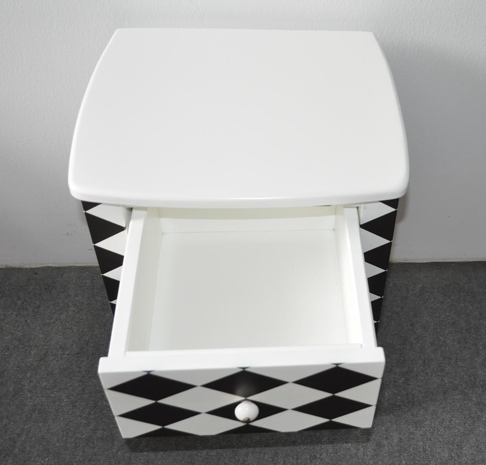 We offer this piece to the lovers of the black and white diamond pattern.
The corpus is painted with diamonds and the two drawers are decorated with ceramic
handles.