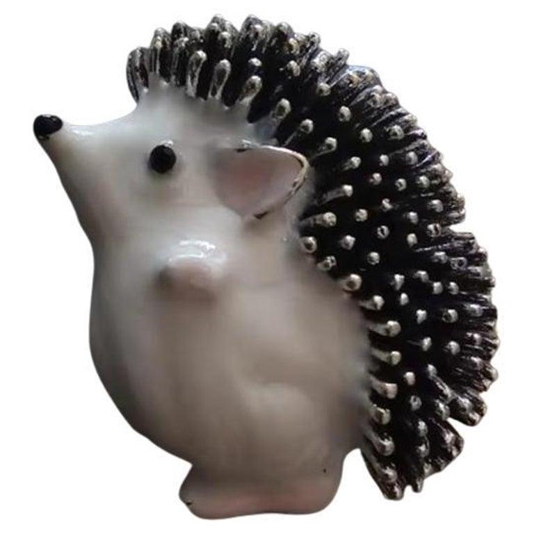 Schwarz-weiße Emaille-Igel-Brosche im Zustand „Hervorragend“ im Angebot in Montreal, QC