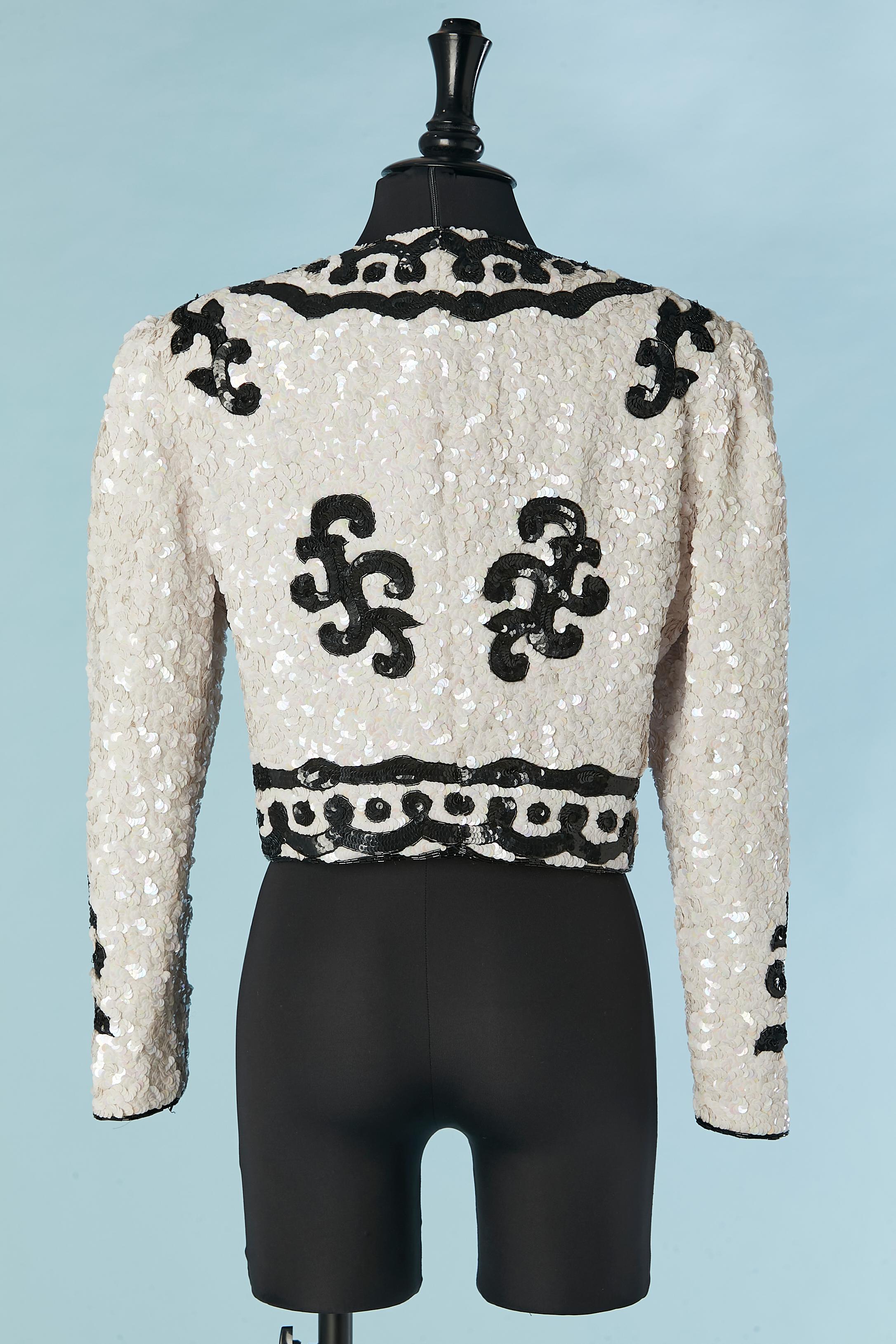 Veste de soirée noire et blanche recouverte de sequins Roz & Sherm Pour femmes en vente