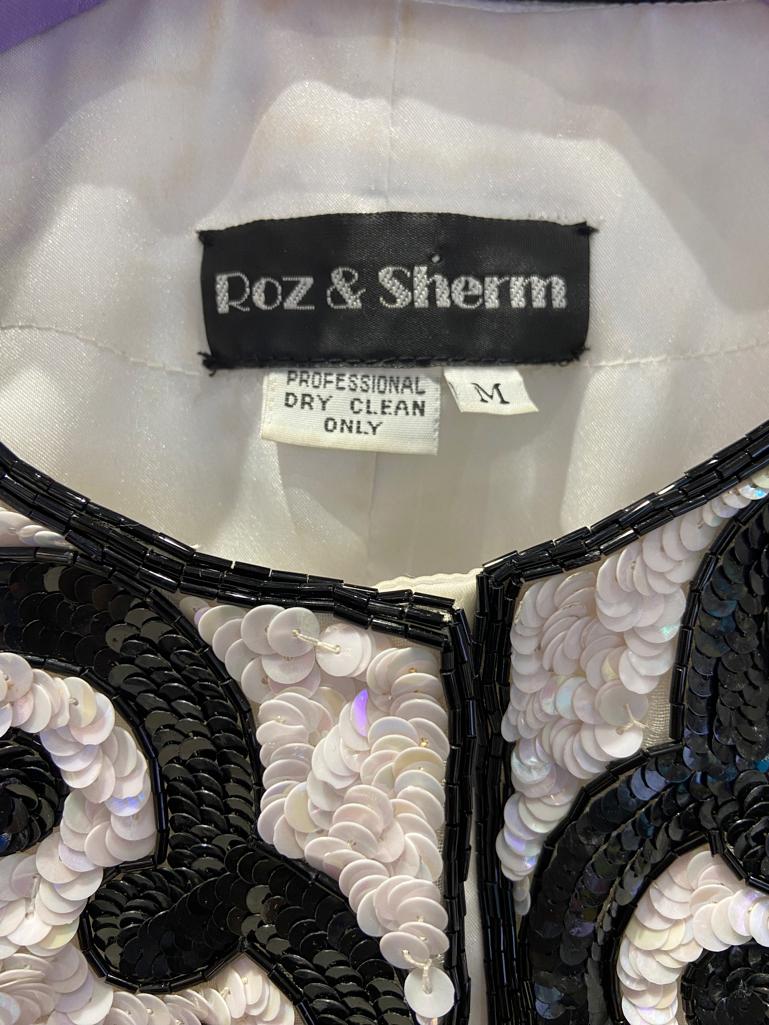 Veste de soirée noire et blanche recouverte de sequins Roz & Sherm en vente 2