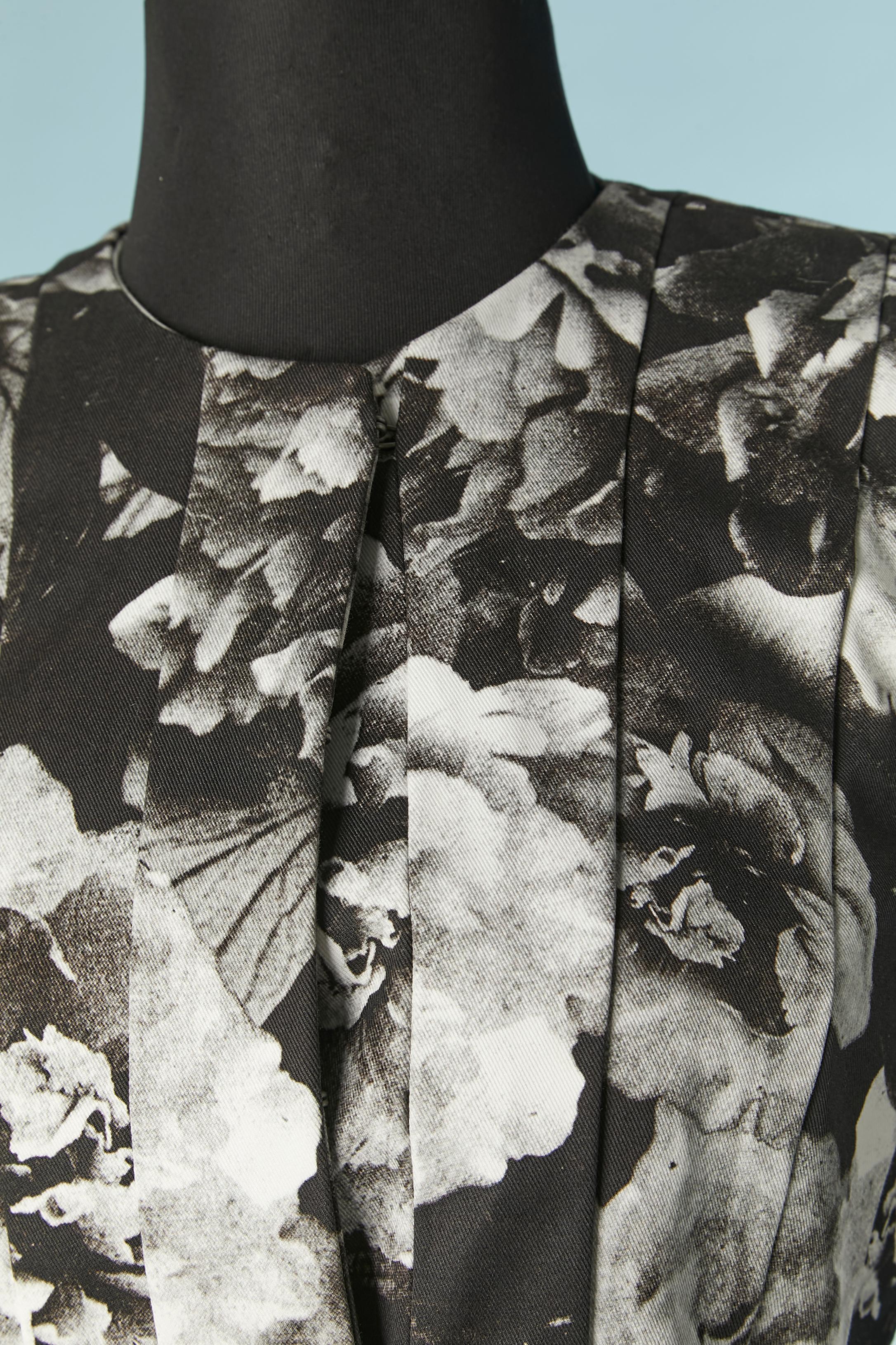 Black and white flowers printed cotton edge to edge  jacket. No fabric composition tag for the lining but probably rayon. Hook&eye closure in the middle front. Shoulder-pad. 
SIZE 36 / 6 (Us) / S 
