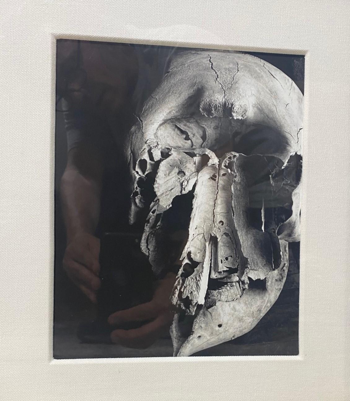 Schwarz-Weiß gerahmtes Foto mit menschlichem Totenkopf, Kunstfotografie (Moderne) im Angebot
