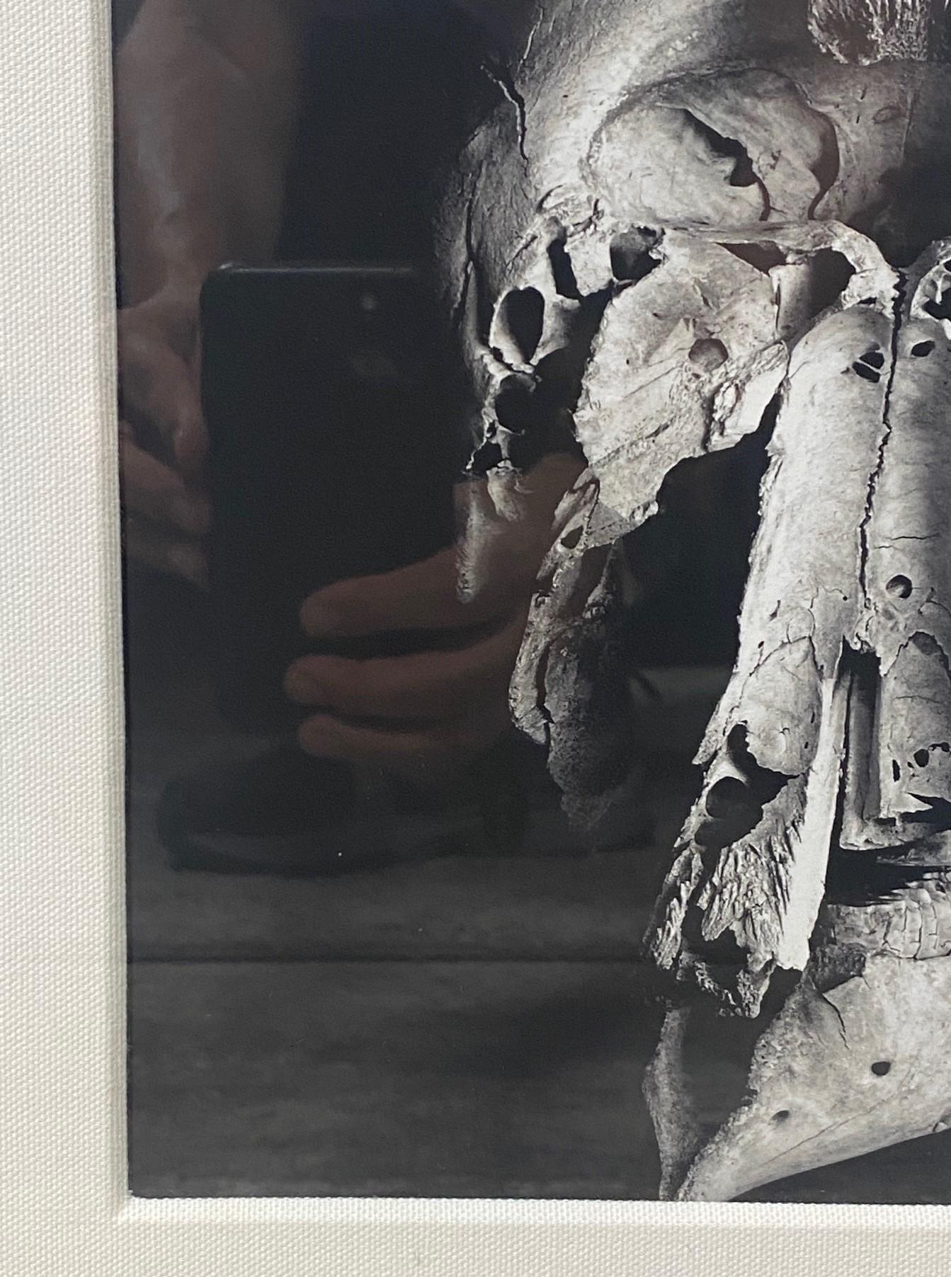 Schwarz-Weiß gerahmtes Foto mit menschlichem Totenkopf, Kunstfotografie im Zustand „Gut“ im Angebot in Studio City, CA