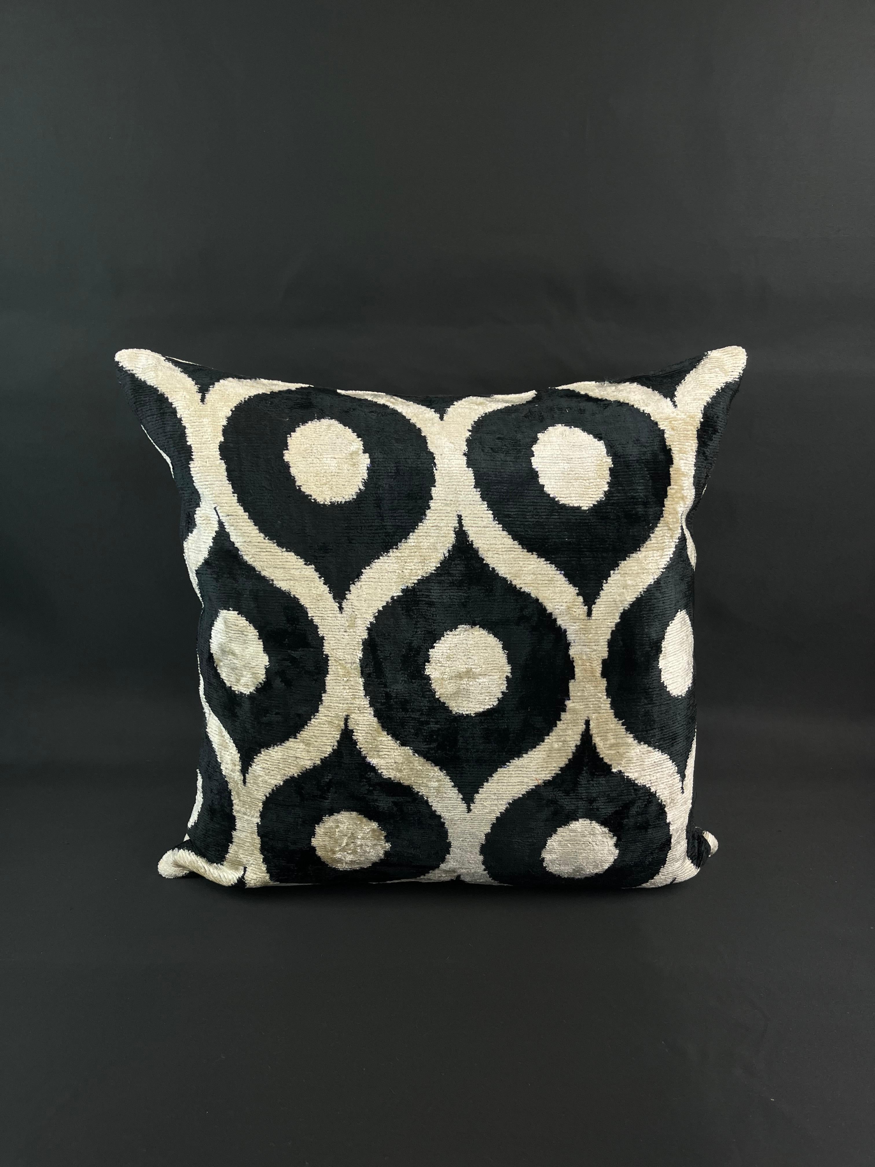 Black and White Geometric Velvet Silk Ikat Pillow Cover In New Condition In Houston, TX