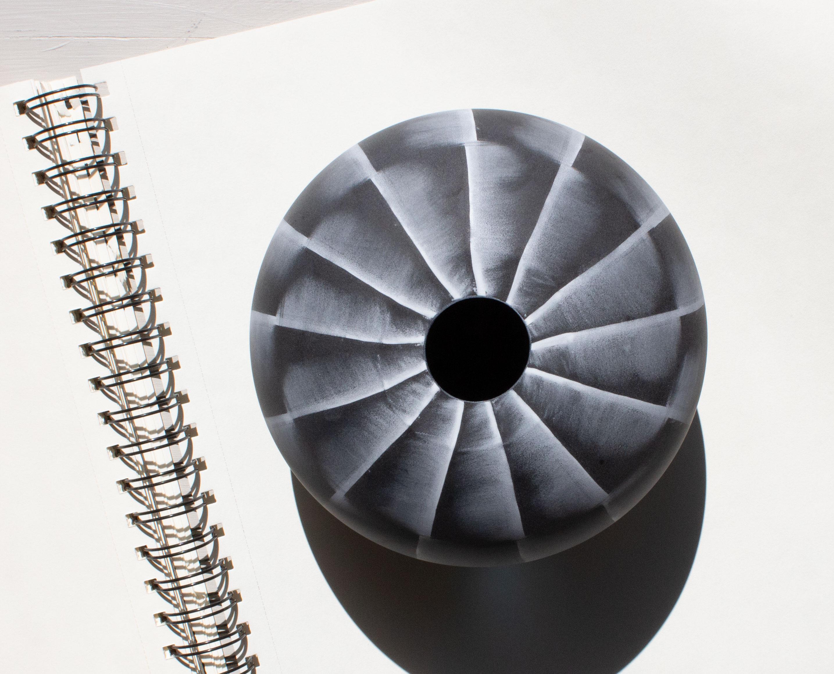 Moderne Vase en verre noir et blanc d'Ingegerd Råman, édition limitée, 162/200, Orrefors en vente