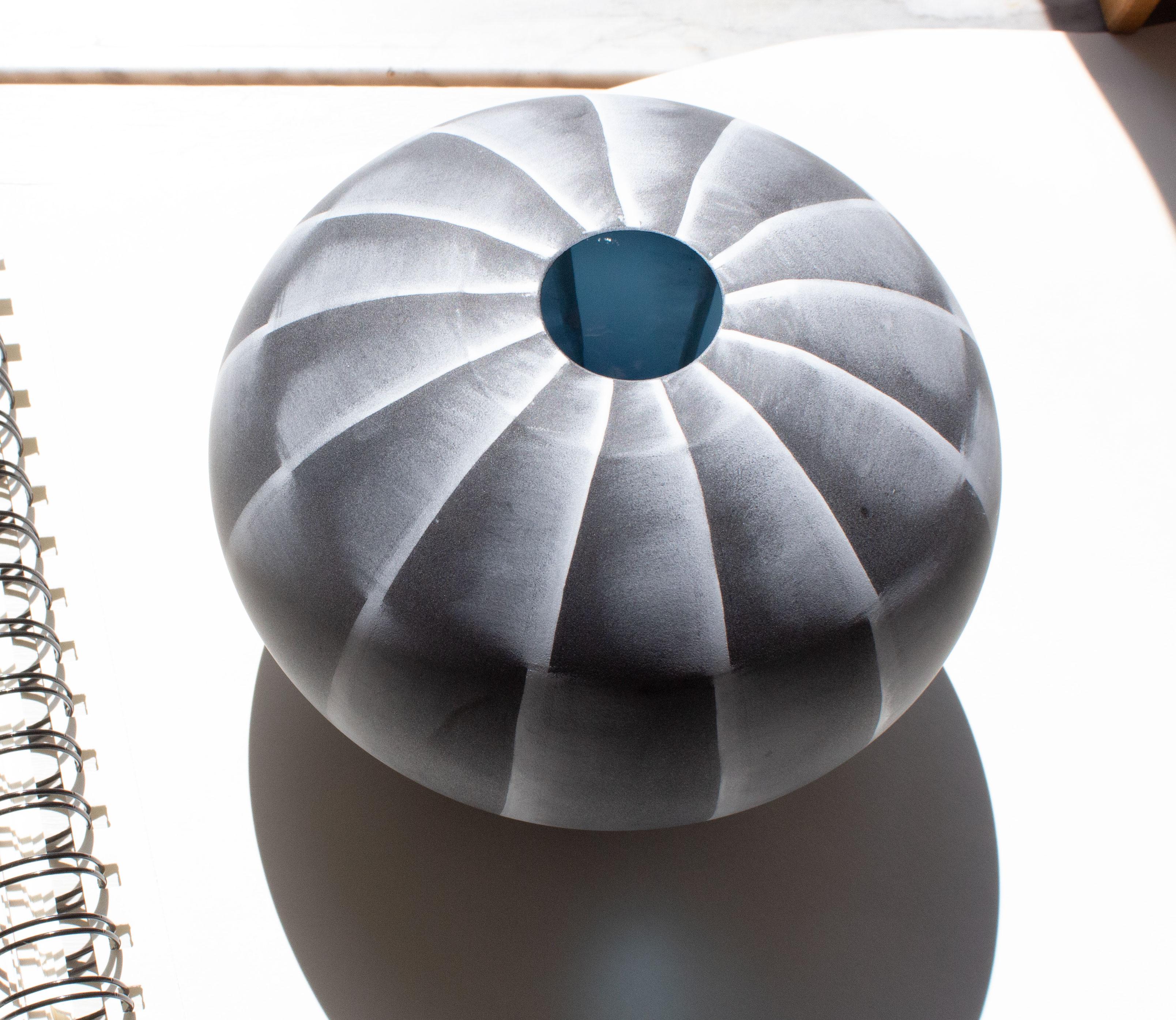 Suédois Vase en verre noir et blanc d'Ingegerd Råman, édition limitée, 162/200, Orrefors en vente
