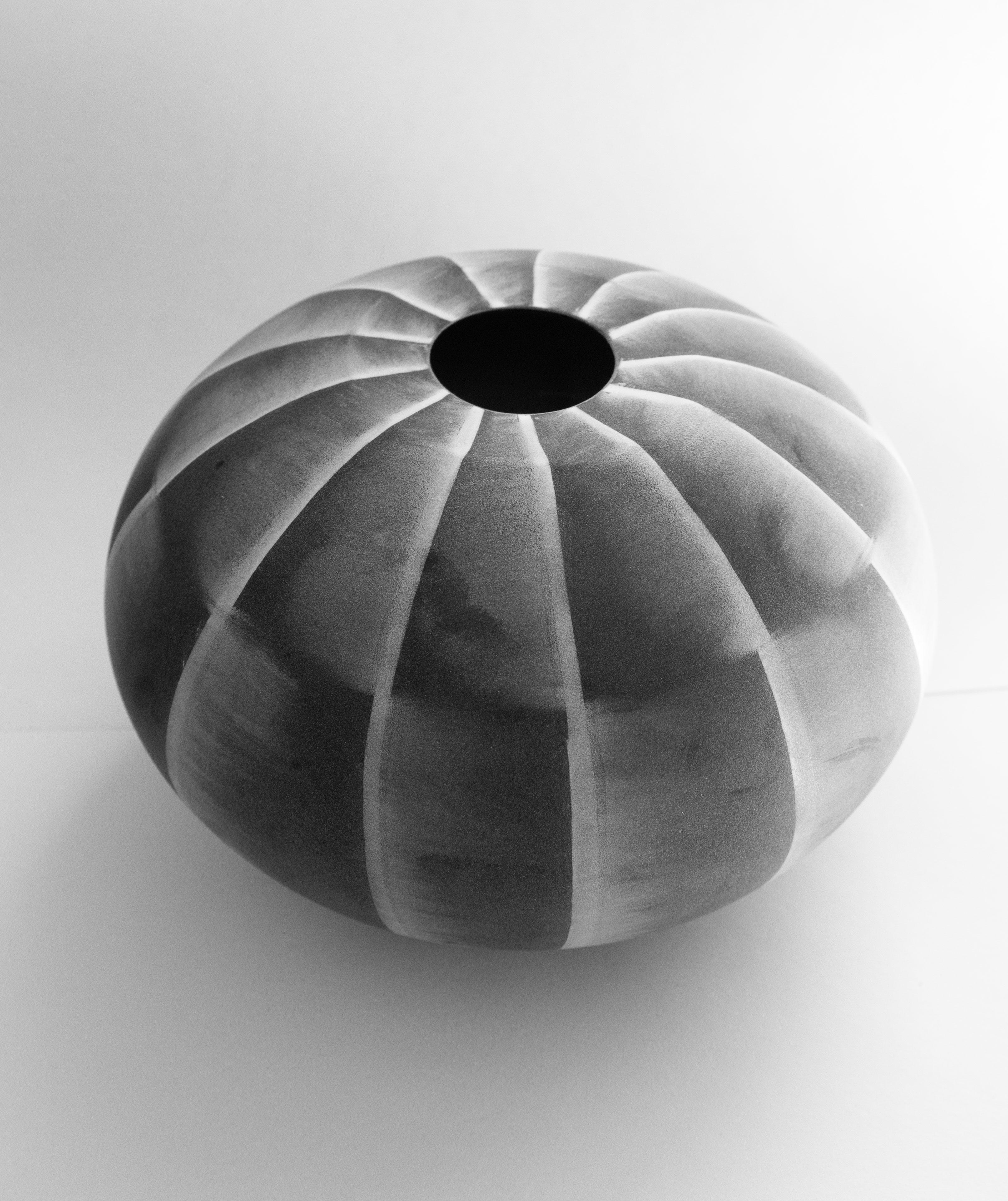 XXIe siècle et contemporain Vase en verre noir et blanc d'Ingegerd Råman, édition limitée, 162/200, Orrefors en vente