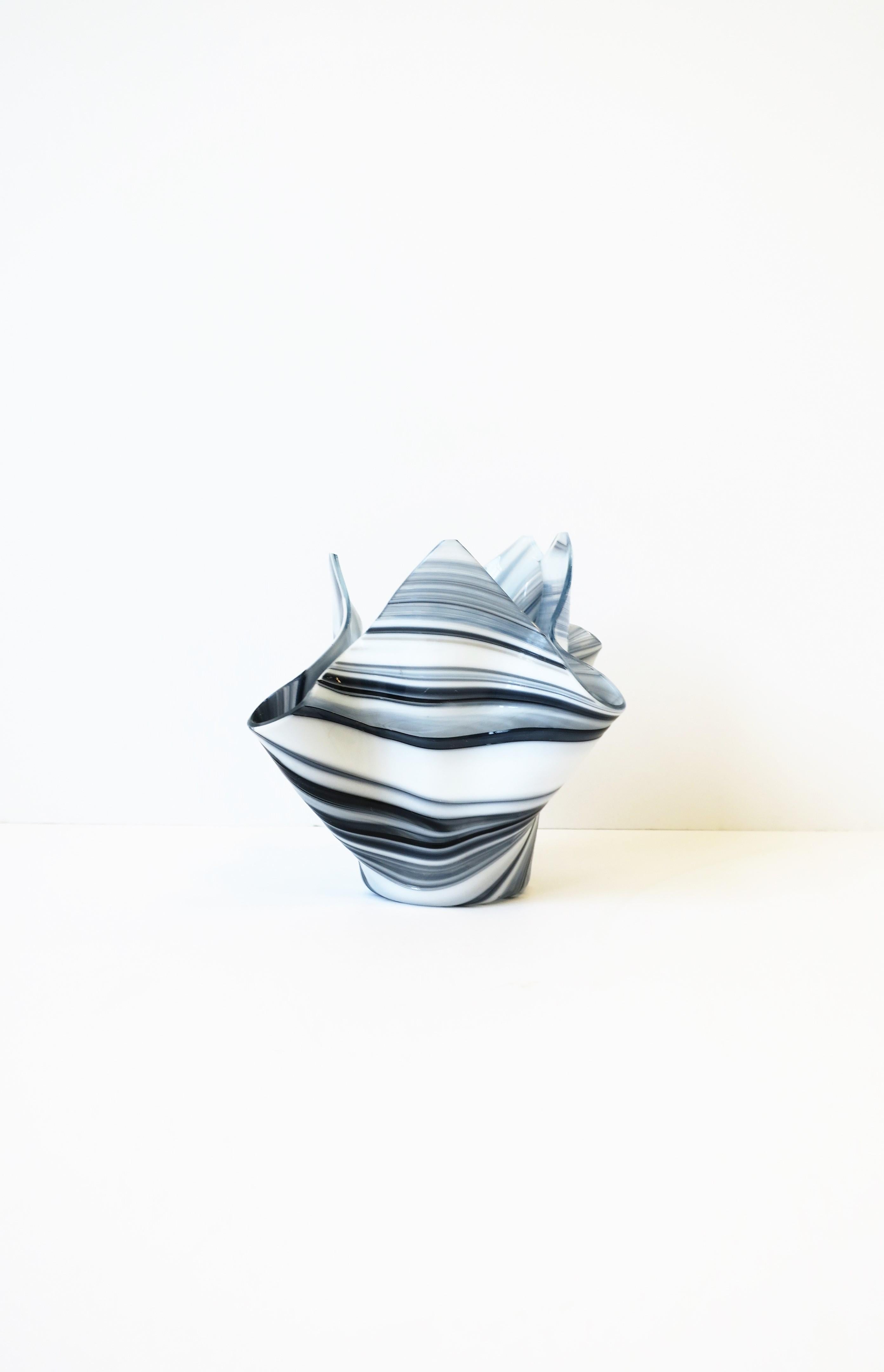 Handkerchief Black and White Art Glass Vase in the Venini Style For Sale 5