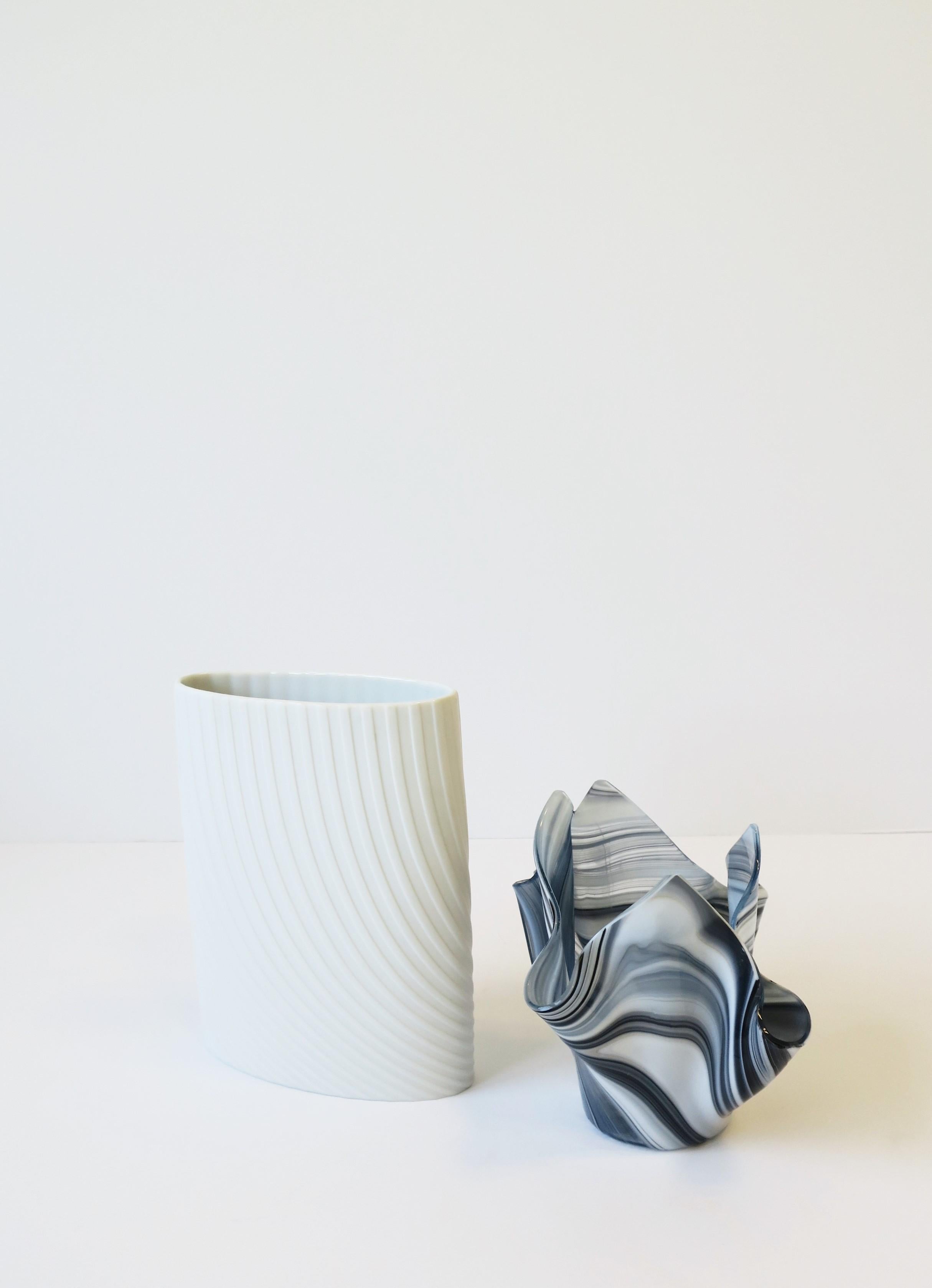 Handtaschentaschenvase aus schwarzem und weißem Kunstglas im Venini-Stil (21. Jahrhundert und zeitgenössisch) im Angebot