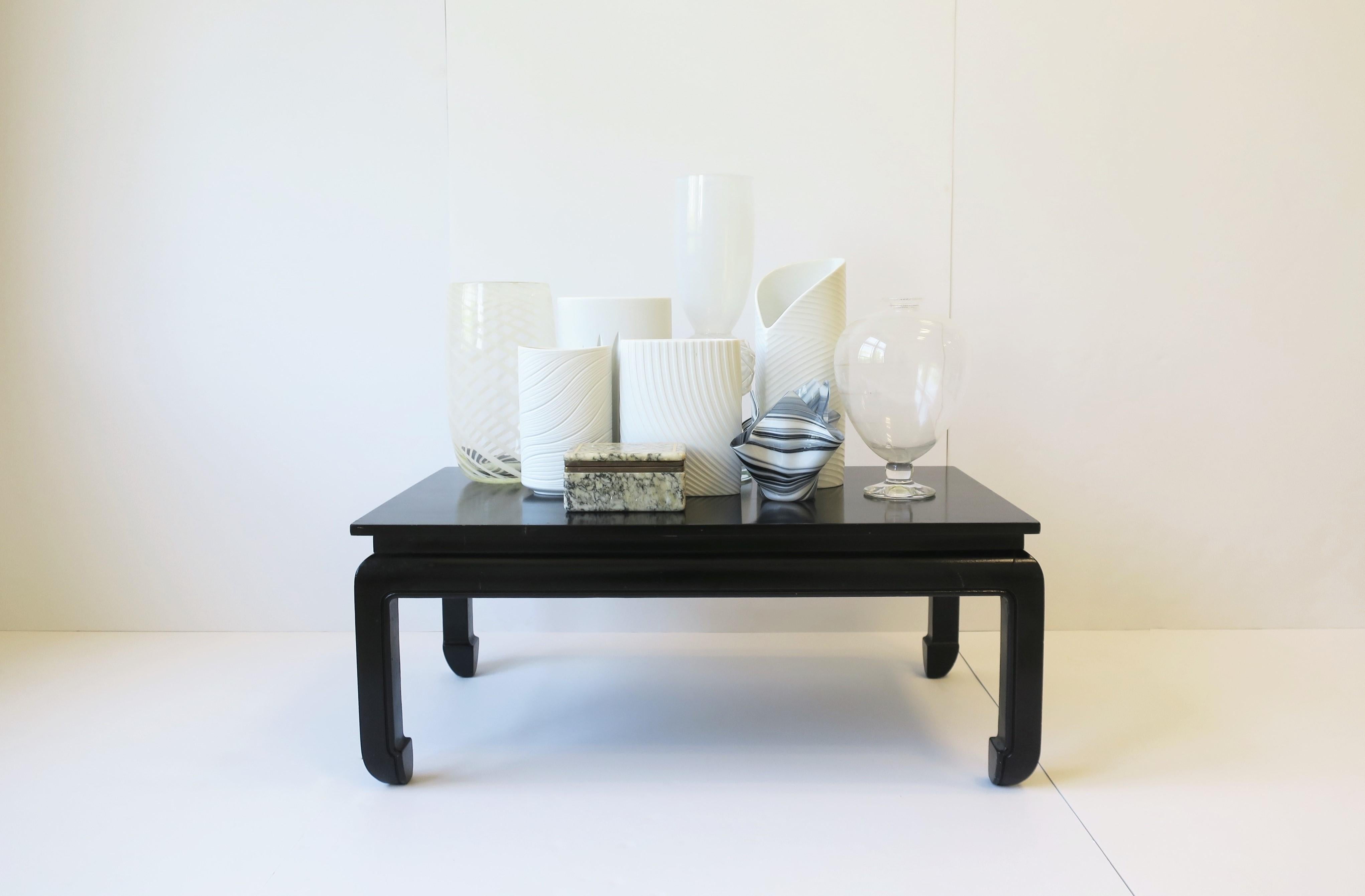 Handtaschentaschenvase aus schwarzem und weißem Kunstglas im Venini-Stil im Angebot 3