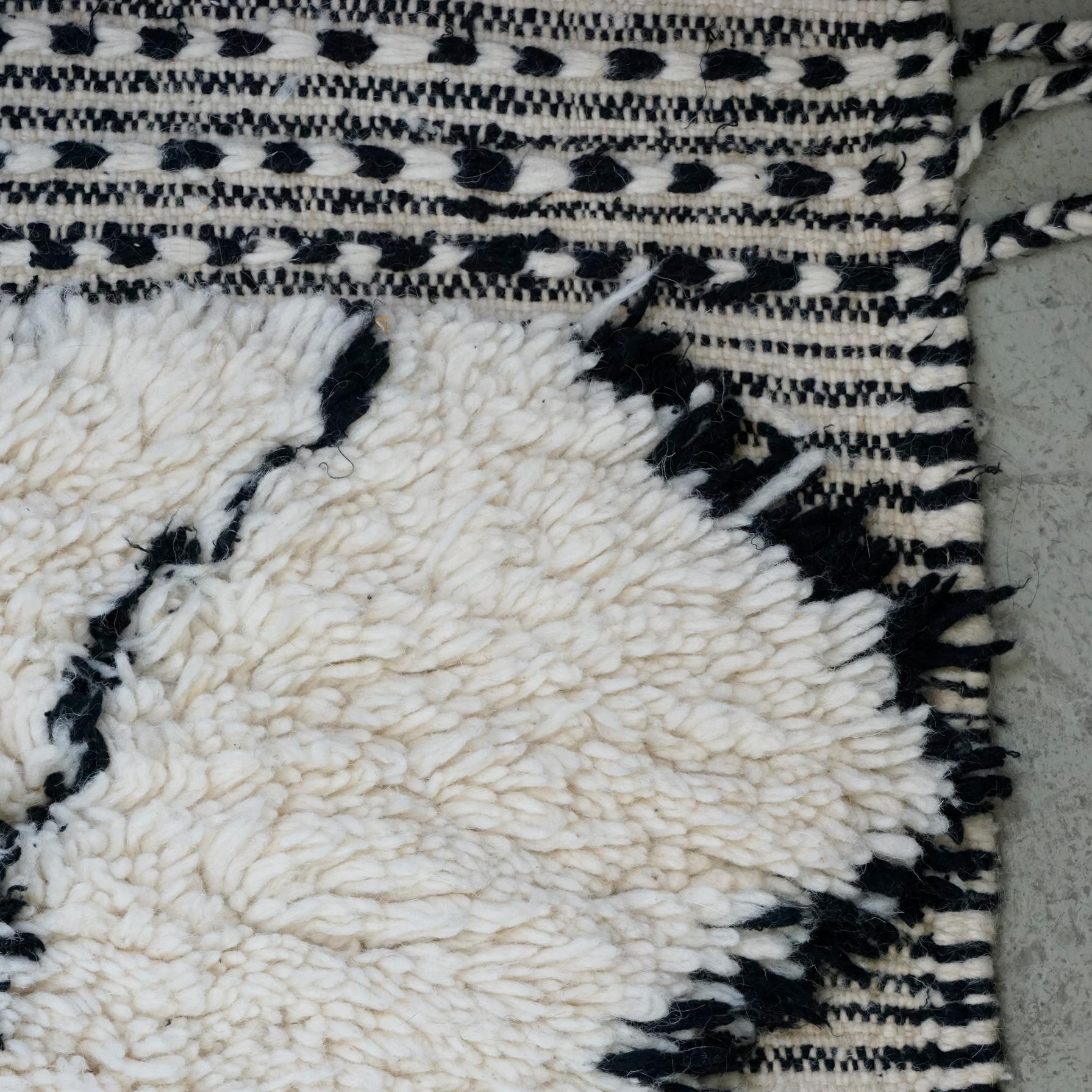  Black and White Handwoven and Knotted Moroccan Beni Ourain Wool Rug In Good Condition In Vienna, AT