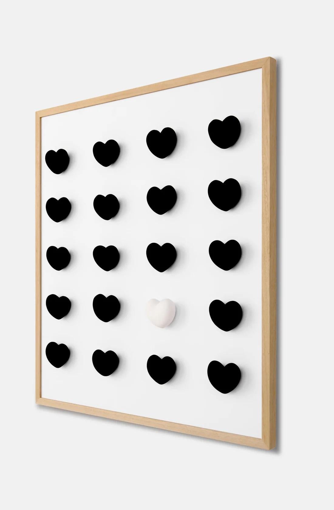 Installation de cœurs noirs et blancs avec cadre par Hatsu
Dimensions : D 6 x L 67,8 x H 67 cm
Matériaux : Céramique.

Disponible dans d'autres couleurs. Veuillez nous contacter.

Toutes nos lampes peuvent être câblées en fonction de chaque pays. Si