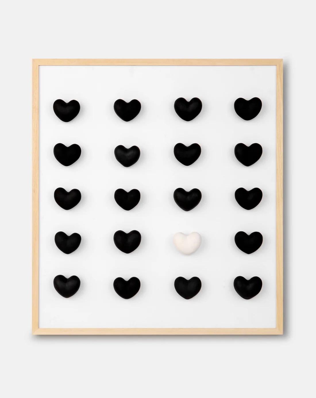 Moderne Installation de cœurs noirs et blancs avec cadre par Hatsu en vente