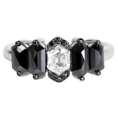 Sechseckiger Schwarz-Weiß-Diamantring