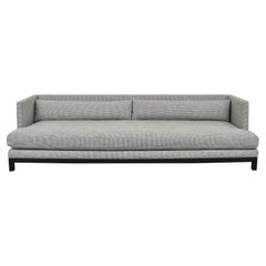 Modernes Sofa in Schwarz und Weiß mit Hahnentrittmuster und Polstern