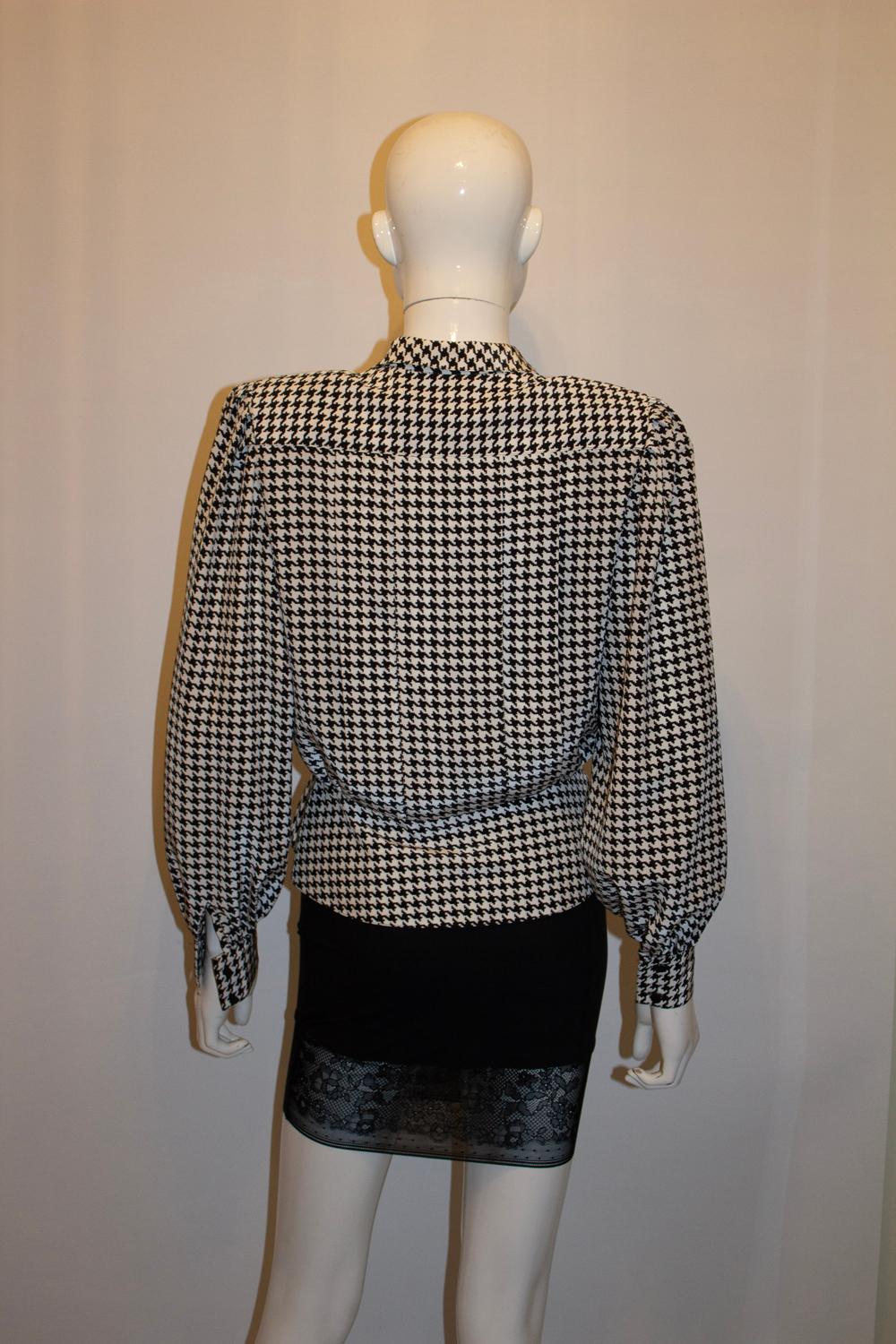 Top in pied-de-poule bianco e nero di Condici in vendita 1