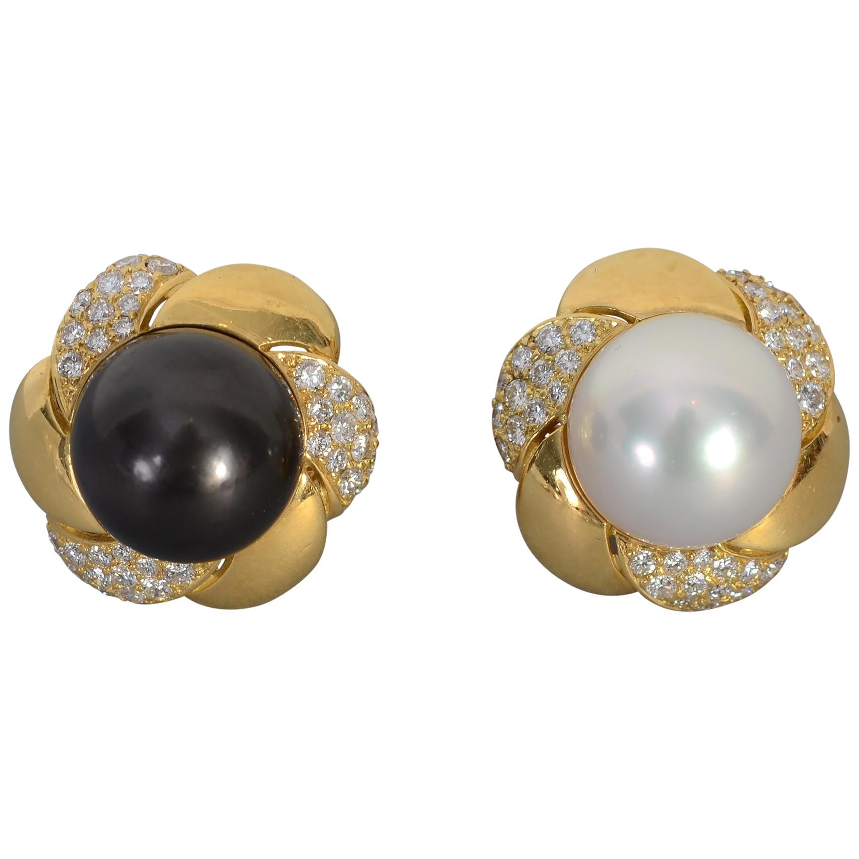 Schwarze und weiße Perlen-Ohrringe mit Diamanten im Angebot