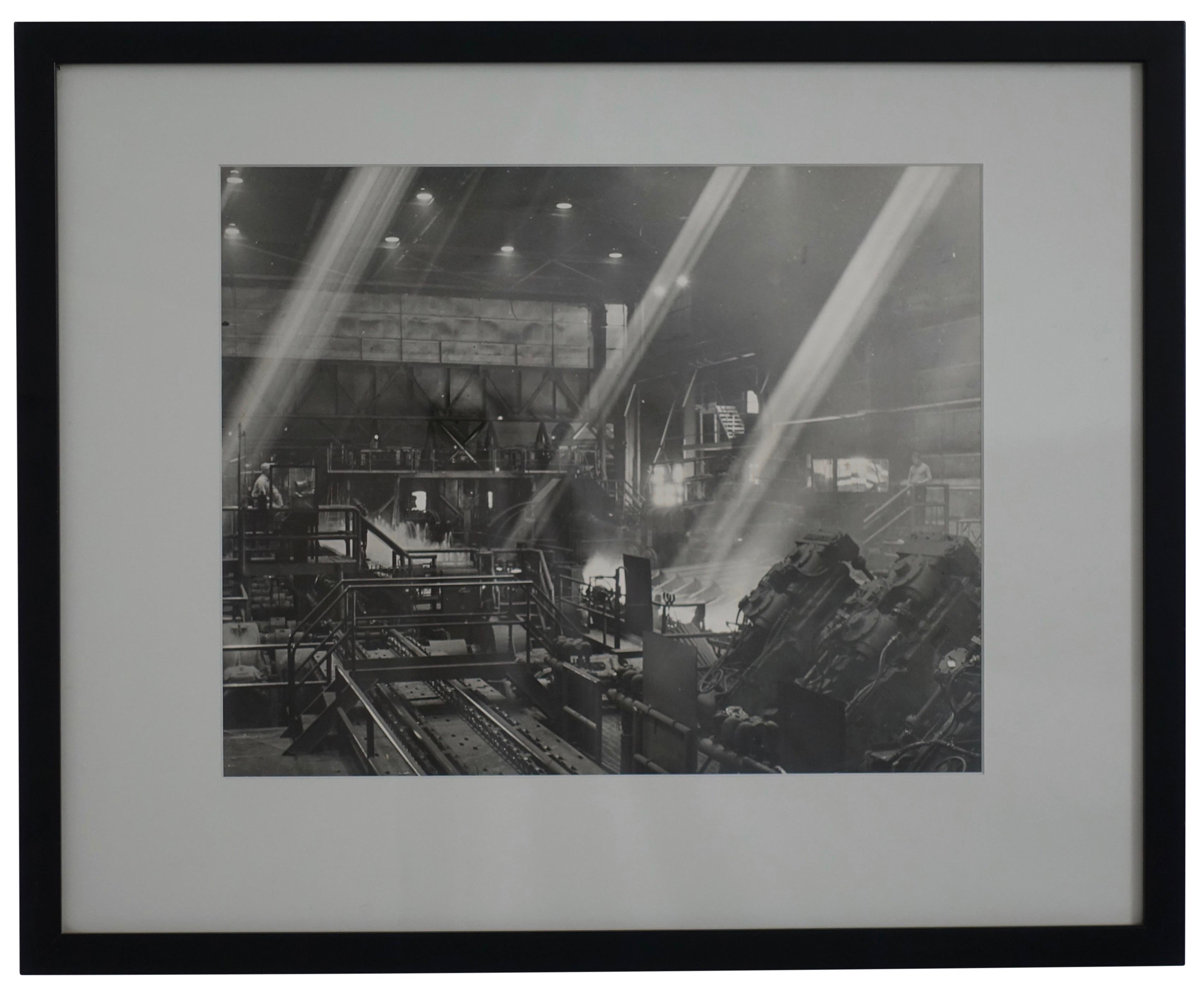 Fotografia in bianco e nero di una scena di acciaieria industriale. Americano, inizio-metà del XX secolo.
Sul retro è scritto Louis Creveling, California.
Professionalmente opacizzato e incorniciato.
          